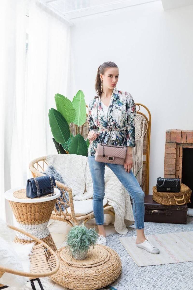 KEEP shoulder chevron chain handbag ( อะไหล่ รมควันดำ ) สวย หรู มากๆ เลยน๊า กระเป๋าอยู่ทรง ใครชอบส่งวันนี้ห้ามพลาดเลยนะคะ สายโซ่สะพายสบายคะ สายปรับ สั้น ยาวได้คะ ภายในสีแดง มีช่องใส่ของจิกจิงหลายช่องแบ่งเก็บของเป็นสัดส่วนมากๆคะ *ใบจริงสวยมาก เข้ากับชุดได้