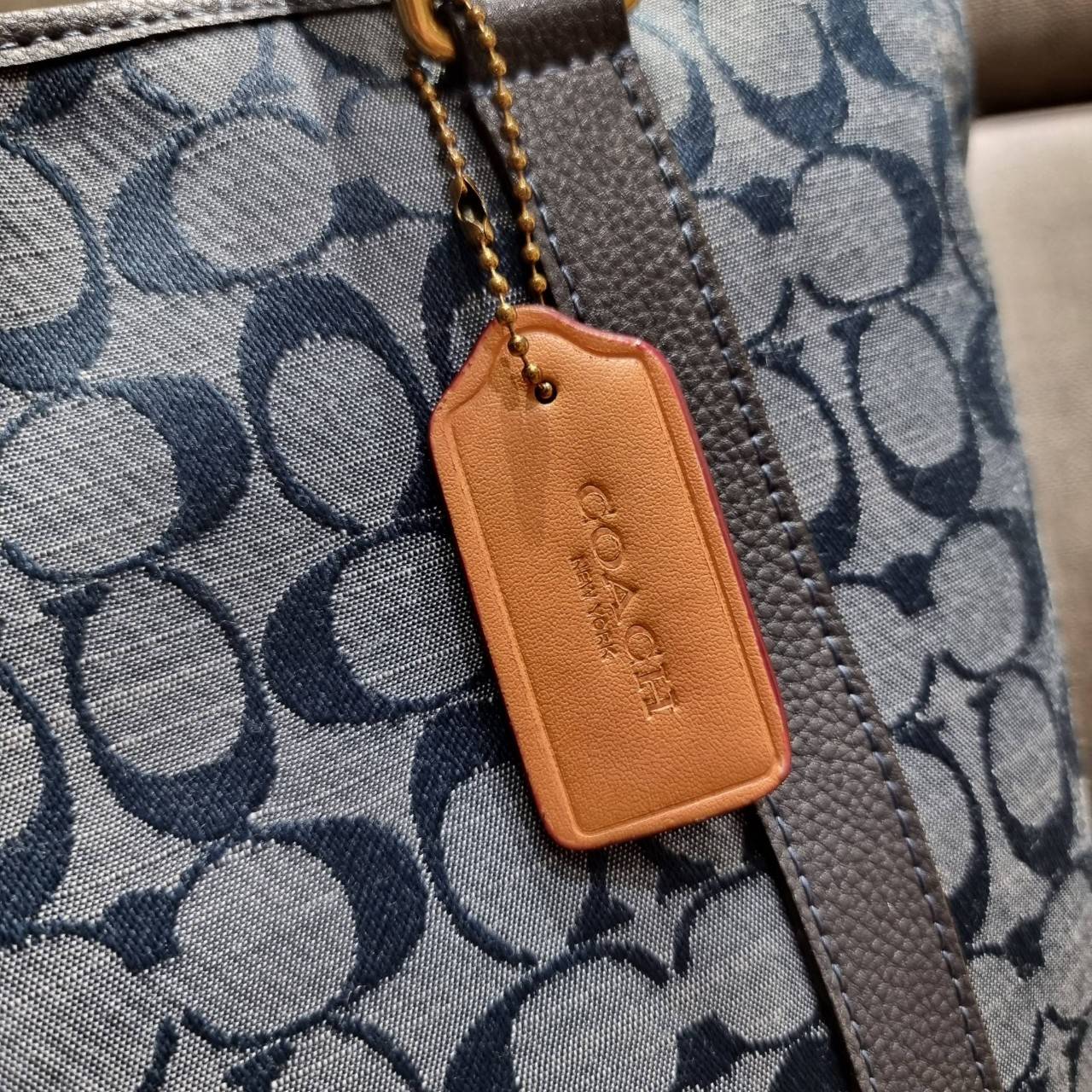 COACH C8182 HUDSON DOUBLE HANDLE TOTE IN SIGNATURE CHAMBRAY ใหม่ล่าสุด กระเป๋าทรงโท้ทใบใหญ่ ที่จุดของความจุ ใส่ได้แบบคุ้มๆไปเลย วัสดุผ้าแชมเบรย์ตัดด้วยหนัง pepble สวย คม ดูดี ปากกระเป๋ามีกระดุมแม่เหล็กปิดกันของหล่นได้ ภายในโล่งกว้างมาก ซิกเนเจอร์รุ่นนี้คื