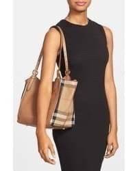 Burberry House Check Derby Canterbury Leather Tote / Burberry Tote Bag กระเป๋าถือหรือสะพายไหล่ วัสดุ canvas +หนังแท้ ภายในโล่ง มี1ช่องซิปและ2ช่องเล็กใส่ตังค์ใส่บัตร น้ำหนักเบา จุของได้เยอะ ครบจบใบเดียวทั้งเที่ยวและไปทำงานคุ้มสุดๆ ไม่ควรพลาดเลยค่า