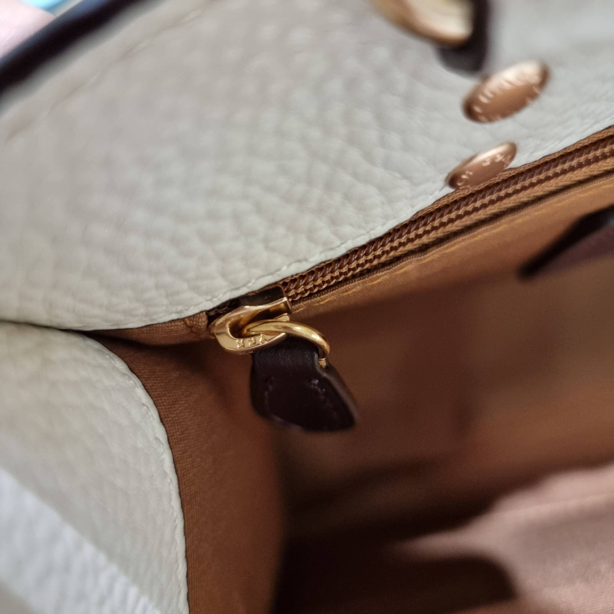 OUTLET 】COACH C5122 DEMPSEY TOTE 22 IN SIGNATURE CANVAS แรงดี กระหน่ำยอดสั่งซื้อมากจ้าแม่!! กระเป๋าทรงโท้ท 22 ที่ขนาดน่ารักน่าใช้มากๆ สาวๆถูกอกถูกใจกันนับไม่ถ้วน!! ฟังก์ชั่นการใช้งานสะดวกที่สุด มีทั้งสายคล้องในตัว และสายครอสบอดี้ ดีไซน์คลาสสิคเรียบหรู วัส