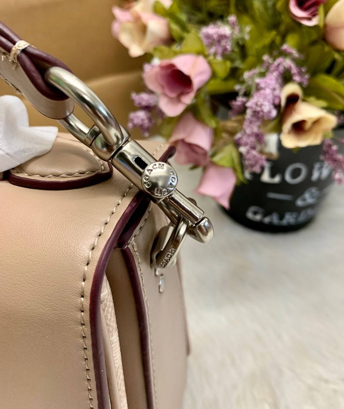 COACH CASSIE CROSSBODY BAG((68349//68348)) พร้อมส่งค่ะ! รุ่นฮิต กระเป๋าหิ้วได้//สะพายข้างหรือครอสบอดี้ร์ได้ หนังแท้นิ่มสวย เปิดปิดกระเป๋าแบบหมุนล็อค ภายในกระเป๋ามี3ช่องให้ใส่ของ แต่ล่ะช่องกว้าง สามารถใส่กระเป๋าเงินใบยาวได้;ของอื่นๆได้จุทีเดียวค่ะ ;มีช่องซ