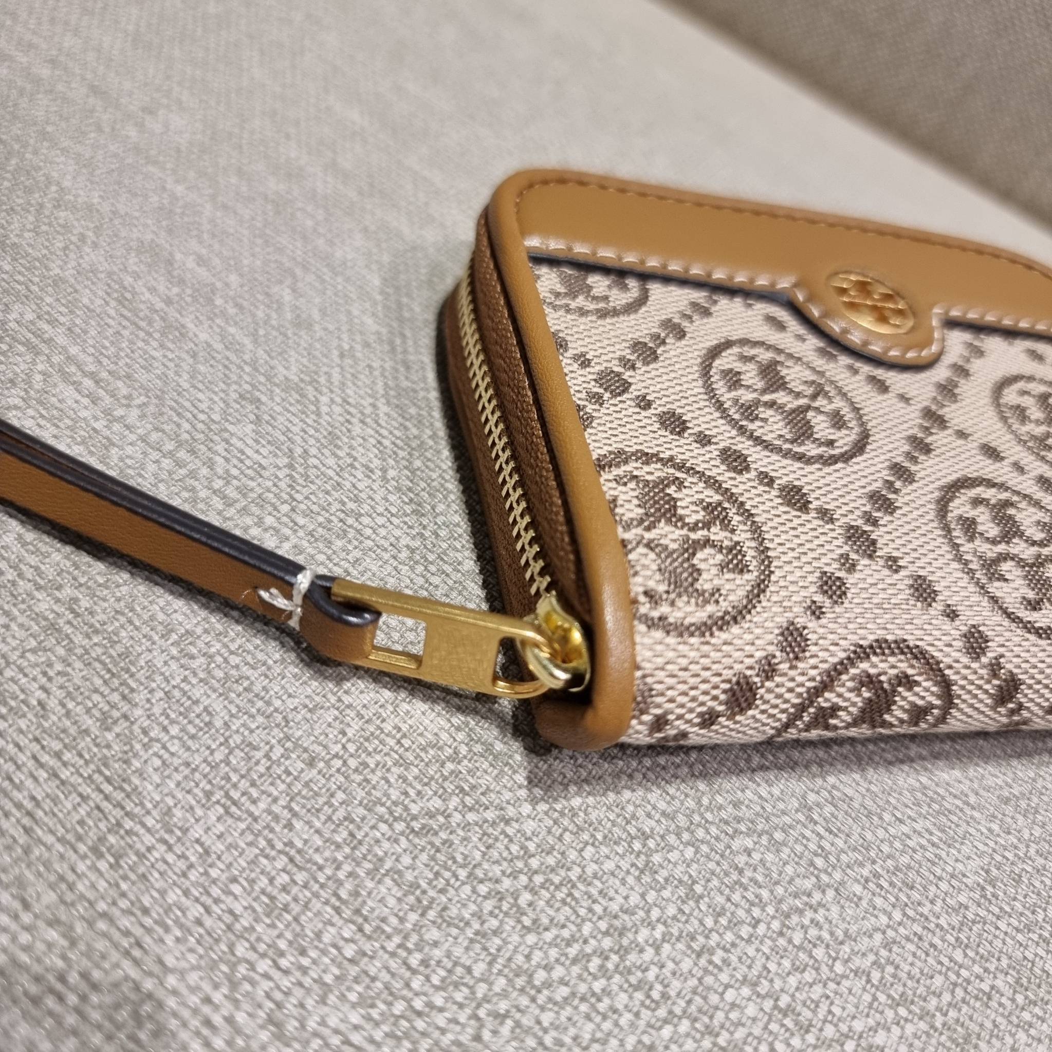 TORY BURCH T MONOGRAM ZIP COIN CASE จัดไปเลยจ้า กับกระเป๋าสตางค์รับทรัพย์ ใบสั้น สวยหรู ขนาดเหมาะมือ ถือแล้วขับผิว วัสดุผ้า jacquard ตัดสลับหนังแท้ รูดเปิด-ปิดด้วยซิป ภายในมีช่องใส่บัตร ใบนี้ใส่เหรียญ ใส่ธนบัตรได้ (พับ) พกพาได้สะดวก ไม่กินพื้นที่กระเป๋าใบ