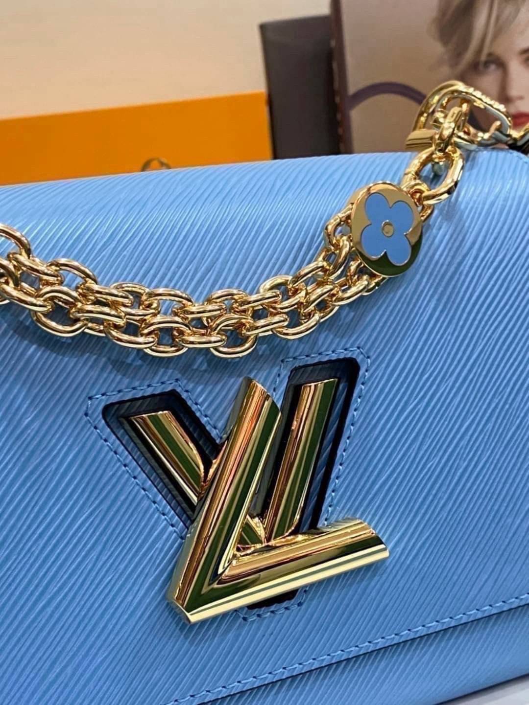 ORI หนังแท้ | LV Twist MM chain bag in grained Epi leather กระเป๋าสะพาย/กระเป๋าถือร พร้อมสายโซ่ หนังลายเกรน Epi โดดเด่นด้วยโลโก้หน้า สวยหรูเป็นเอกลักษณ์ ดีไซน์คัลเลอร์บล็อค สัมผัสโดดเด่นแมตช์กับทุกสไตล์