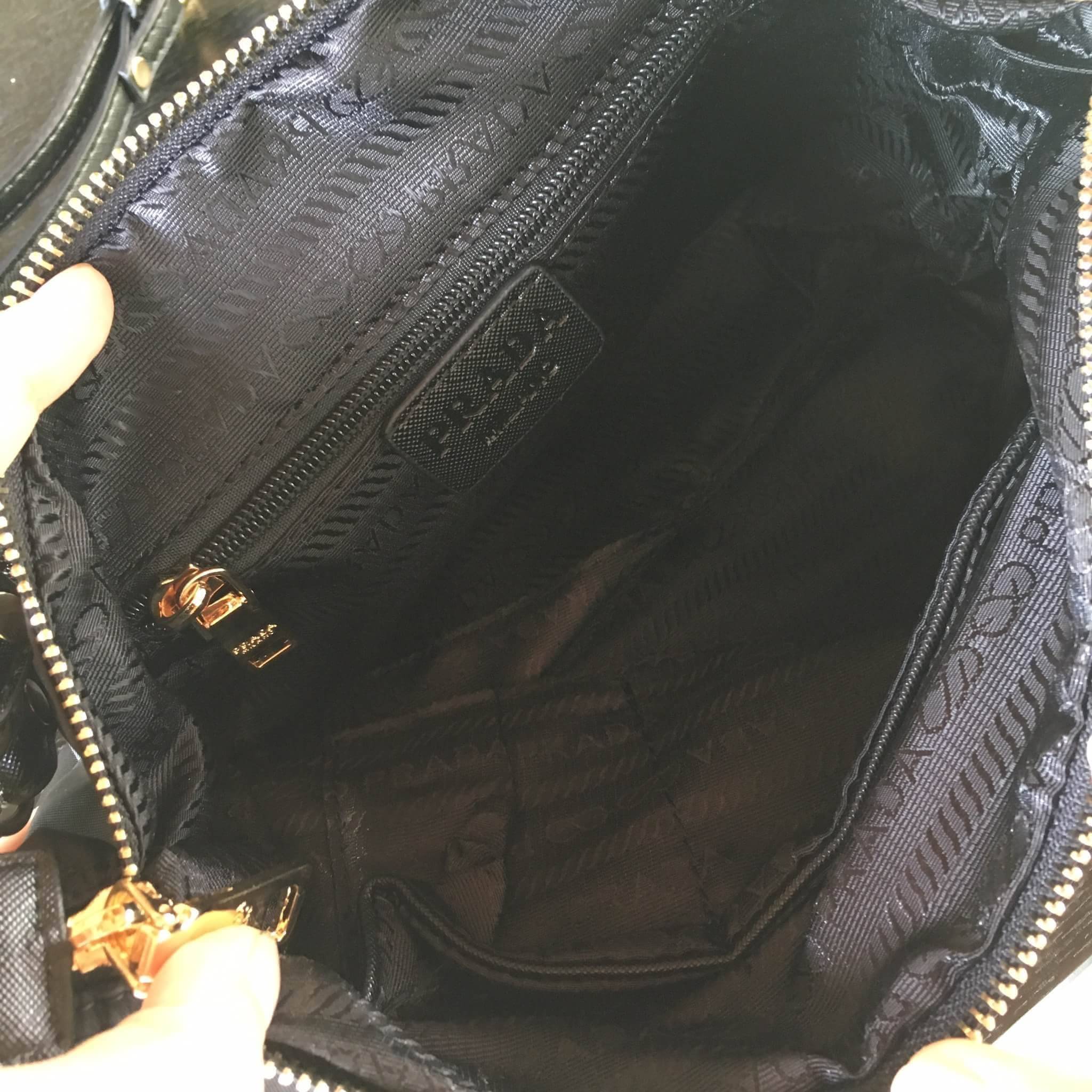 รุ่นขายดีติดอันดับTOP3 ! กระเป๋าสวยๆ งานพรีเมี่ยมกิ้ฟ จากเคาเตอร์ต่างประเทศ จากแบรนด์ PRADA เป็นกระเป๋า เครื่องสำอางค์ แต่มีสายสะพายยาวให้ 2 สาย เป็นแบบคล้องแขน และสะพายข้างลำตัว ใช้เป็น shoulder bag ได้เลยค่า หรือ ถือลำลองสวยๆ ก้อเลิศค่ะ คุ้มมากค่ะ ภายใน