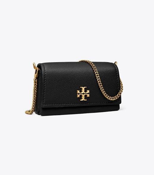 TORY BURCH LIMITED-EDITION MINI BAG รุ่นลิมิเต็ด ที่ sold out ไปแล้วหลายช็อป มีมาให้ช้อปที่นี่! กับกระเป๋าสะพายข้างทรงผู้ดี ไซส์มินิ ที่ผลิตมาในจำนวนจำกัด โดดเด่นด้วยอะไหล่ทองคลาสสิคหรูหรา และสายสะพายโซ่สลับหนัง ทำให้สะพายได้โดยไม่เจ็บไหล่
