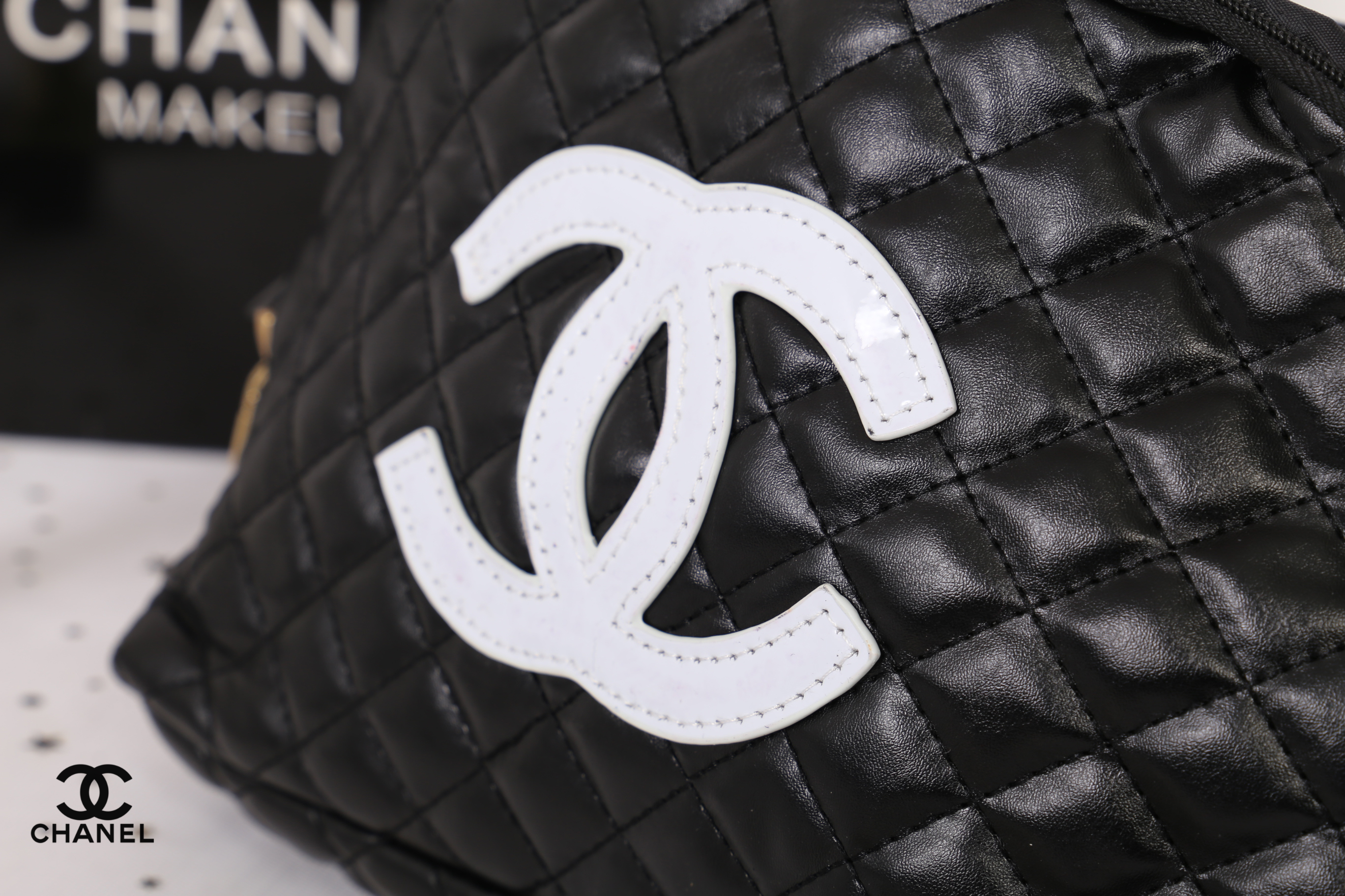 Chanel Quilted Leather Crossbody Bag with gift box สินค้าเป็นของแท้ ใหม่จากเค้าเตอร์เครื่องสำอาง/น้ำหอมแบรนด์ กระเป๋าแบรนด์ Chanel VIP Gift Bag ทำจากหนัง หัวซิปปั้มโลโก้แบรนด์ มาพร้อมสายยาว สายโซ่อะไหล่ทองยาว Crossbody สายถอดเก็บได้ ด้านในบุผ้า ปั้มแบรนด์