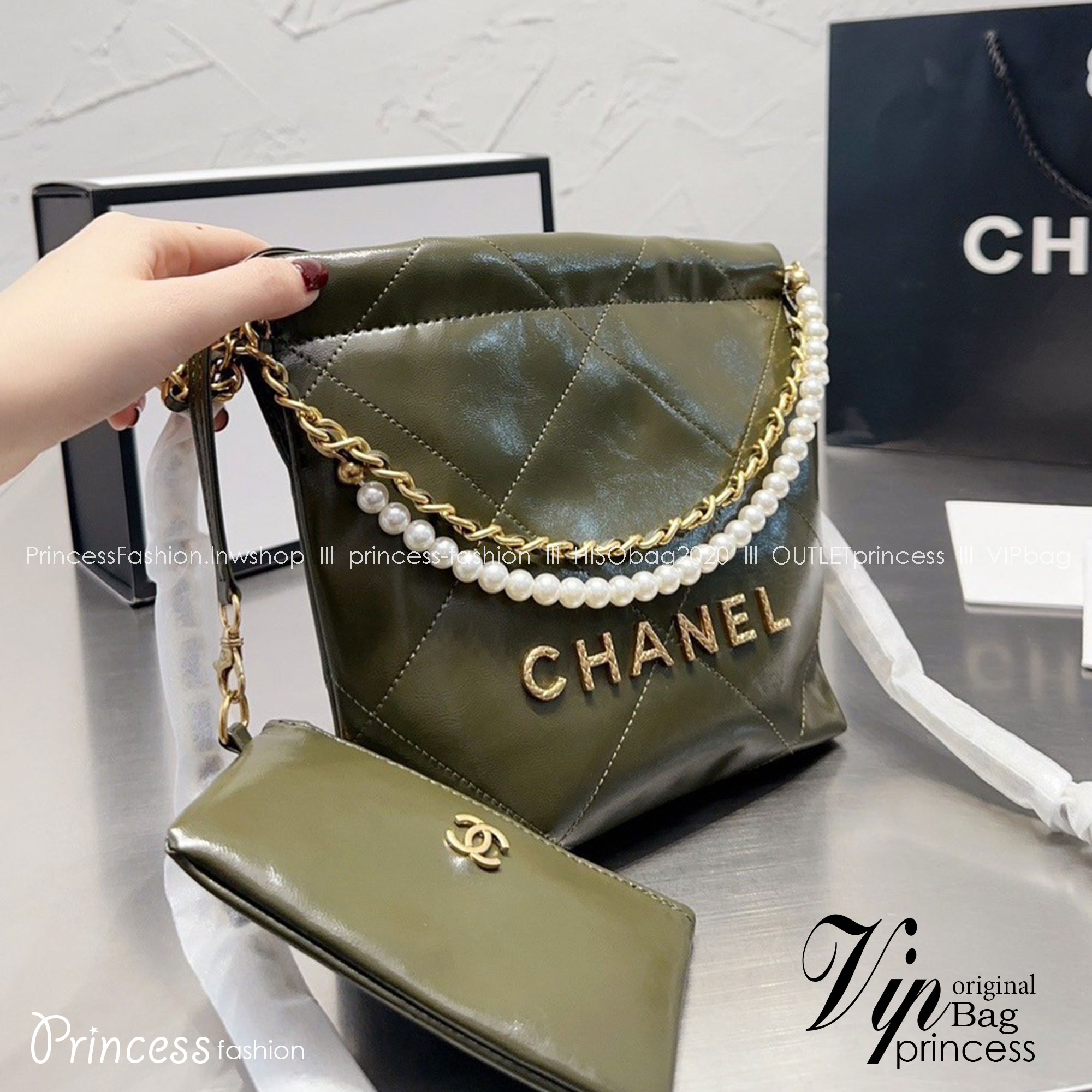 Chanel 22 mini bag with pearls 8" / Chanel Bag พร้อมส่ง กระเป๋าสะพาย สายโซ่อะไหล่ทองพร้อมสายมุกสวยหรู ทรงยอดฮิตในปี 2023 หิ้วหรือคล้องไหล่ได้ มาพร้อมกล่อง อปก ครบเซ็ท รอบนี้จัดราคาพิเศษสุดคุ้มค่ะ ใช้งานต่างประเทศได้ ภาพถ่ายจากงานขายจริง