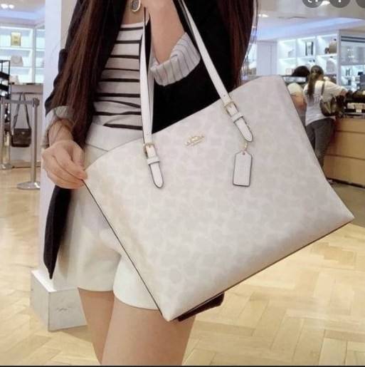 COACH MOLLIE TOTE IN SIGNATURE CANVAS ((1665)) พร้อมส่งอีกครั้ง ห้ามพลาดค่า! กระเป๋าหิ้ว//คล้องไหล่ ใบใหญ่ ทรงTote หนังแท้นิ่มอย่างดีค่ะ ภายในแบ่ง2ช่องใหญ่ สามารถใส่ A4ได้เลย ช่องกว้างมากๆ มีช่องกระเป๋าซิปกลางให้ใส่ของอีกช่องนะคะ