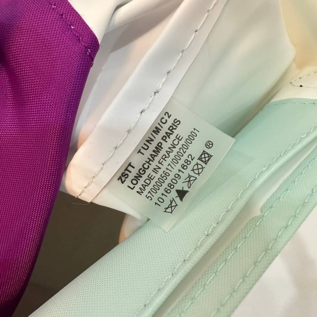 LONGCHAMP LE PLIAGE RE-PLAY TOP HANDLE BAG สินค้ารุ่นลิมิเต็ด collection สุดปัง ซื้อใบเดียวเหมือนได้2 ใบ กระเป๋าสะพายแนวตั้งที่กว้างขวาง มีเอกลักษณ์เฉพาะตัวแต่มีดีไซน์ที่น่าดึงดูด