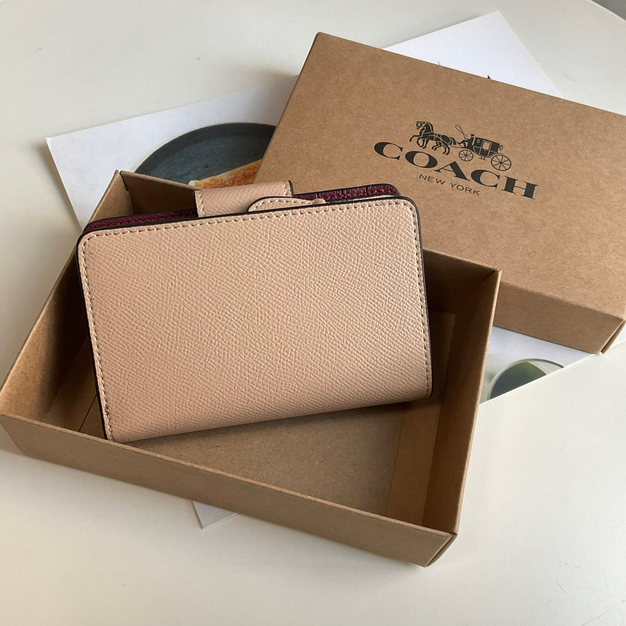 COACH SMALL WALLET IN SIGNATURE CANVAS กระเป๋าสตางค์ใบกลาง แบบพับสองตอน เปิดปิดด้วยกระดุมปั้มแบรนด์ ด้านในมีช่องใส่บัตรหลายช่อง พร้อมช่องใส่รูป และช่องใส่ธนบัตร ด้านหลังมีช่องซิปเหรียญอีกหนึ่งช่อง น้ำหนักเบา พกพาสะดวก อะไหล่ทองสุดหรู ห้ามพลาดค่ะ!