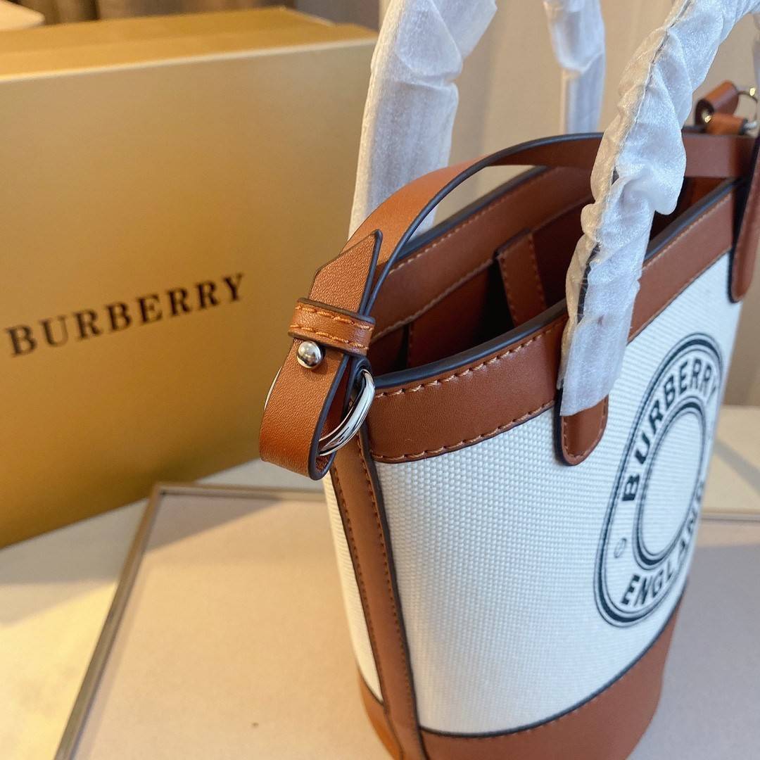 พรีเมี่ยมกิ๊ฟแท้ 100% 】BURBERRY MINI CANVAS CROSSBODY BAG *งานหรูมาก 👑👑 สินค้าพรีเมียมกิ้ฟท์เคาเตอร์น้ำหอมต่างประเทศ กระเป๋าทรง CROSSBODY ใบขนาดกำลังดี *ผ้าแคนวาสคาดหนังวัวแท้ อะไหล่ทอง
