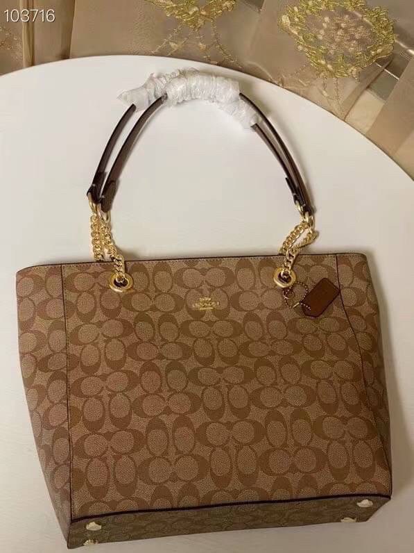COACH Tote in Signature Canvas Bag กระเป๋าสะพายทรงช้อปปิ้ง สายกระเป๋าเป็นหนังสลับโซ่ทองสวยงาม เพิ่มความหรูหรา ภายในโล่งกว้างใส่ของได้เยอะมาก วัสดุ Canvas เคลือบลายซิกเนเจอร์และหนัง พร้อมซิปกลางเก็บของได้มิดชิดเลยค่ะ มี 3 สี น้ำตาล ดำ ขาว