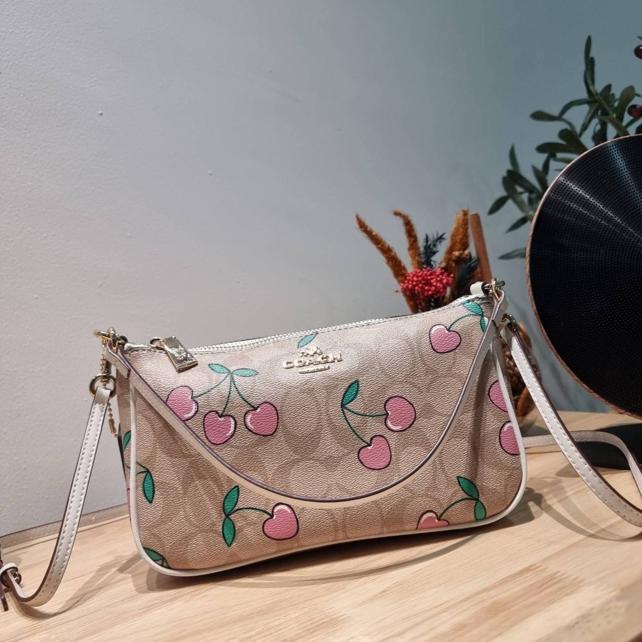 COACH F58321 TOP HANDLE POUCH คอลเลคชั่นสุดฮิต กับดีไซน์ใหม่ น่ารักน่าใช้ทุกแบบ กระเป๋าพอชทรงใช้งานง่าย สะดวก กะทัดรัด วัสดุหนังแคนวาสเคลือบคุณภาพ มาพร้อมสายคล้องในตัว และสายสะพาย crossbody ปรับเปลี่ยนได้ตามสไตล์ อีกหนึ่งไอเท็มที่สาวๆต้องมี ในราคาสุดคุ้ม 