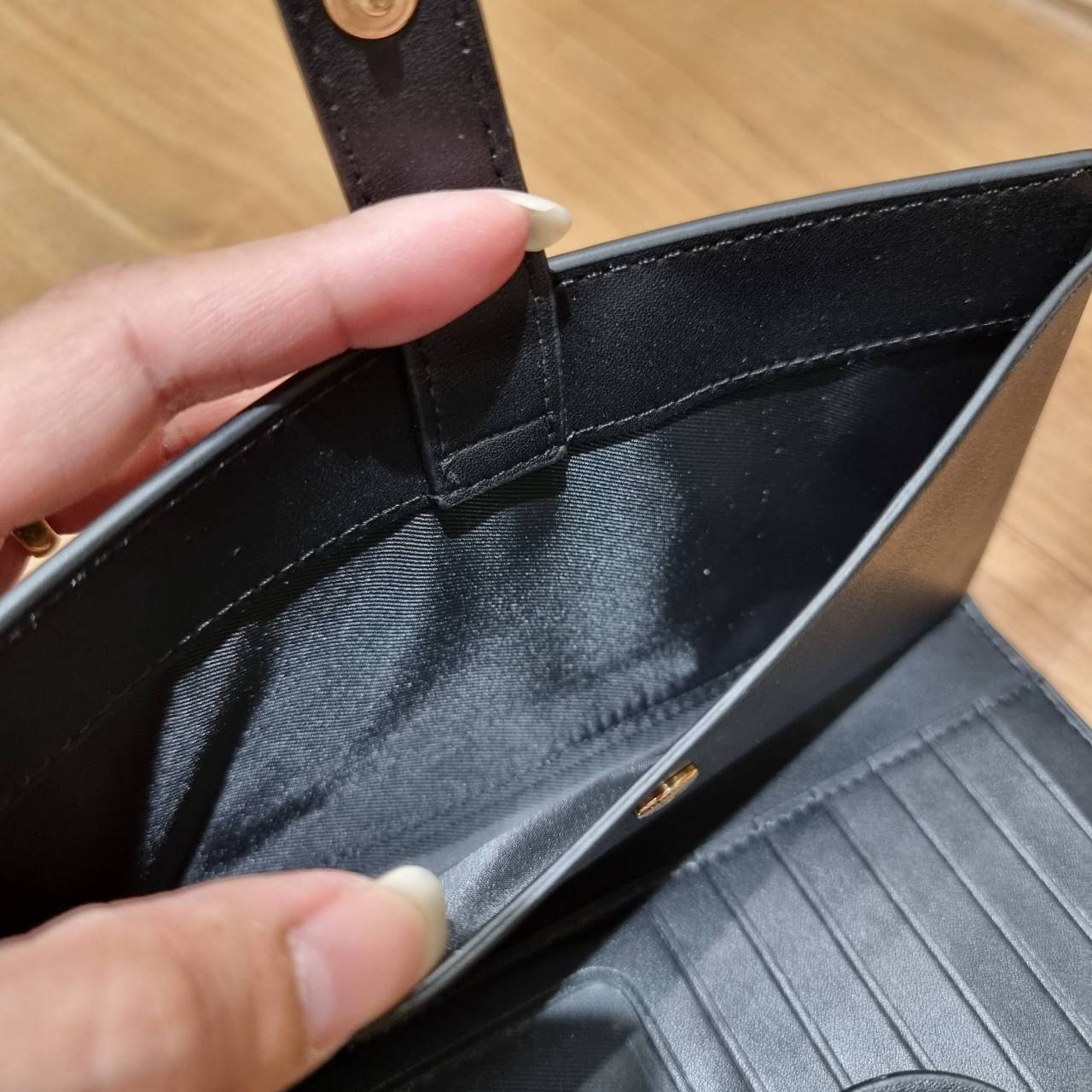 พร้อมส่ง 7 สี COACH C2874 TECH WALLET IN COLORBLOCK SIGNATURE CANVAS จัดให้สีใหม่ก่อนใคร!! ดีไซน์ใหม่ คอลเลคชั่นสวยหรู กระเป๋าสตางค์พร้อมสายคล้องมือ ง่ายต่อชีวิตมากจ้า!! มันดีอะไรเบอร์นี้ ใส่ได้ทั้งบัตร และโทรศัพท์ก็ใส่ได้ทุกรุ่น แถมยังมีช่องซิปแยกไปอีก ช