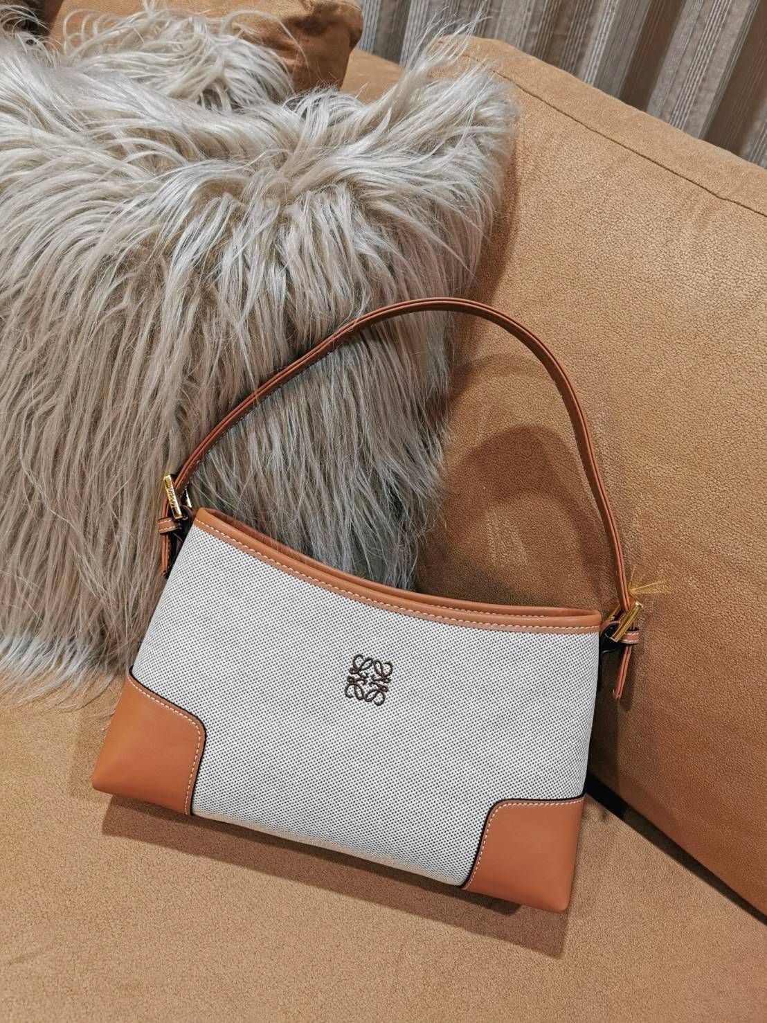 LOEWE SHOULDER BAG VIP GIFT WITH PURCHASE (GWP) พรีเมี่ยมกิ๊ฟ Limited จาก LOEWE PERFUME DUTYFREE COUNTER รุ่นใหม่วัสดุ Canvas Fabric ผสมผสานหนังแท้ CalfSkin ดีไซน์และโทนสีลงตัวสุดคลาสสิค เปิดปิดด้วยซิปแบรนด์อะไหล่ทอง ภายในโล่งกว้างซับในผ้าฝ้ายลายก้างปลาคง