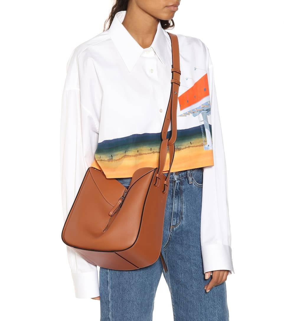 พรีเมี่ยมกิ๊ฟแท้ 100% 】LOEWE SMALL HAMMOCK BAG IN CLASSIC ไอเท็มยอดนิยม ที่ใครๆก็ใช้กัน!! กระเป๋าสะพายดีไซน์สุดแซ่บ ที่สามารถปรับเปลี่ยนรูปทรงได้หลากหลาย มีลูกเล่นทำให้ใช้ได้ไม่มีเบื่อ