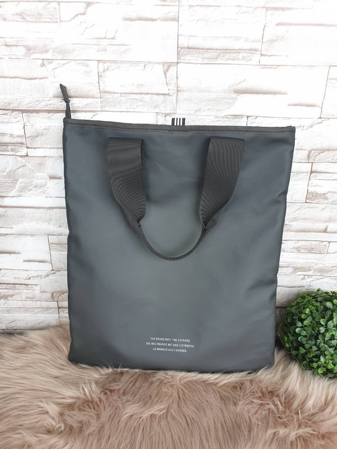 Adidas Original Shopper 3D Tote Bag Trefoil Handbag . Classic Sports กระเป๋าถือหรือสะพาย ลาย graphic ทรง sport วัสดุ polyurethaneเนื้อ matte หนังนิ่ม น้ำหนักเบา เปิดปิดด้วยซิป ภายในกว้างโล่ง ใส่ A4, iPad และของใช้ได้เยอะ Unisex ใช้ได้ทั้ง ช ญ ค่ะ
