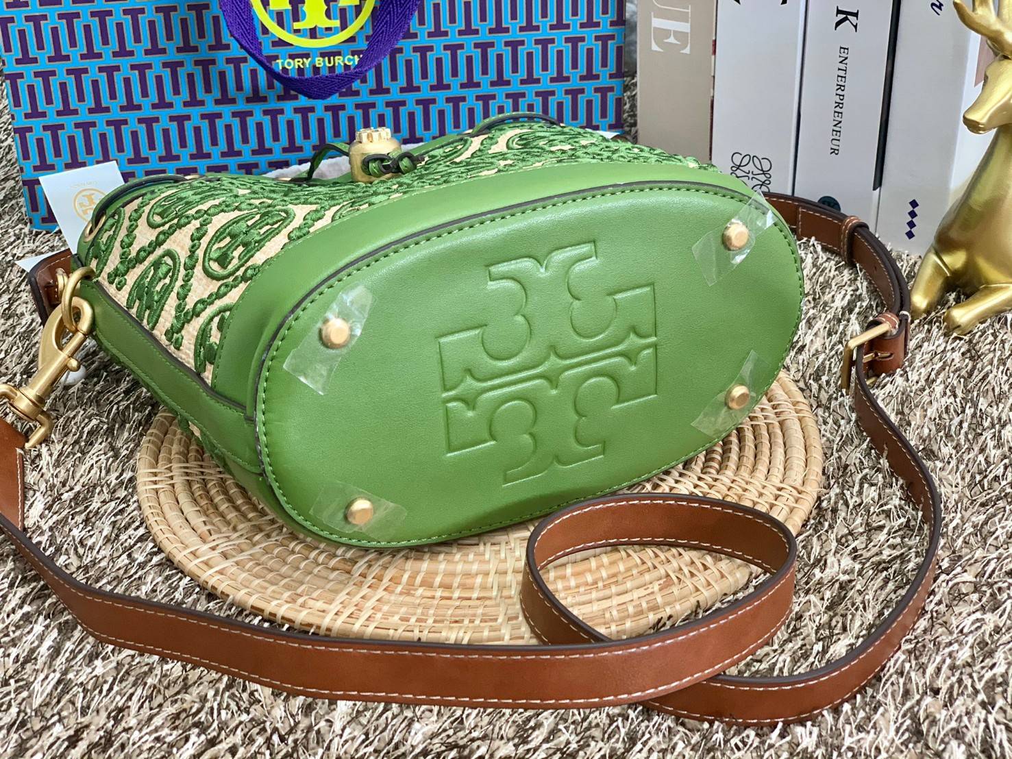 TORY BURCH T MONOGRAM STRAW BUCKET BAG NATURAL/SHISO 🌿สวยงามสะดุดตามากๆค่ะ จัดหนักกันไปเลยจ้า กับรุ่นที่สาวๆรอคอย พร้อมเสิร์ฟความสวยให้ถึงบ้านแล้วน้า กระเป๋าบัคเก็ตทรงยอดนิยม ดีไซน์ใหม่ล่าสุด ยูนีคไม่เหมือนใคร ลายสานเต็มใบพร้อมปักโลโก้เอกลักษณ์สีเ