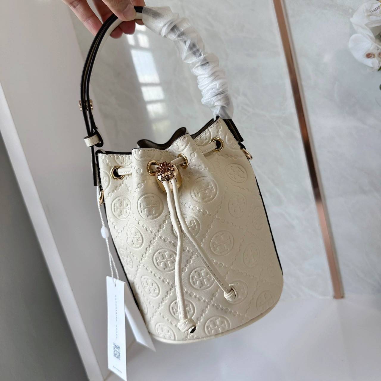 TORY BURCH mini T Monogram leather bucket bag กระเป๋าบัคเกต ไซต์ mini คอลเลกชันหนัง T Monogram ลายซิกเนเจอร์หนังปั้มลายนูน