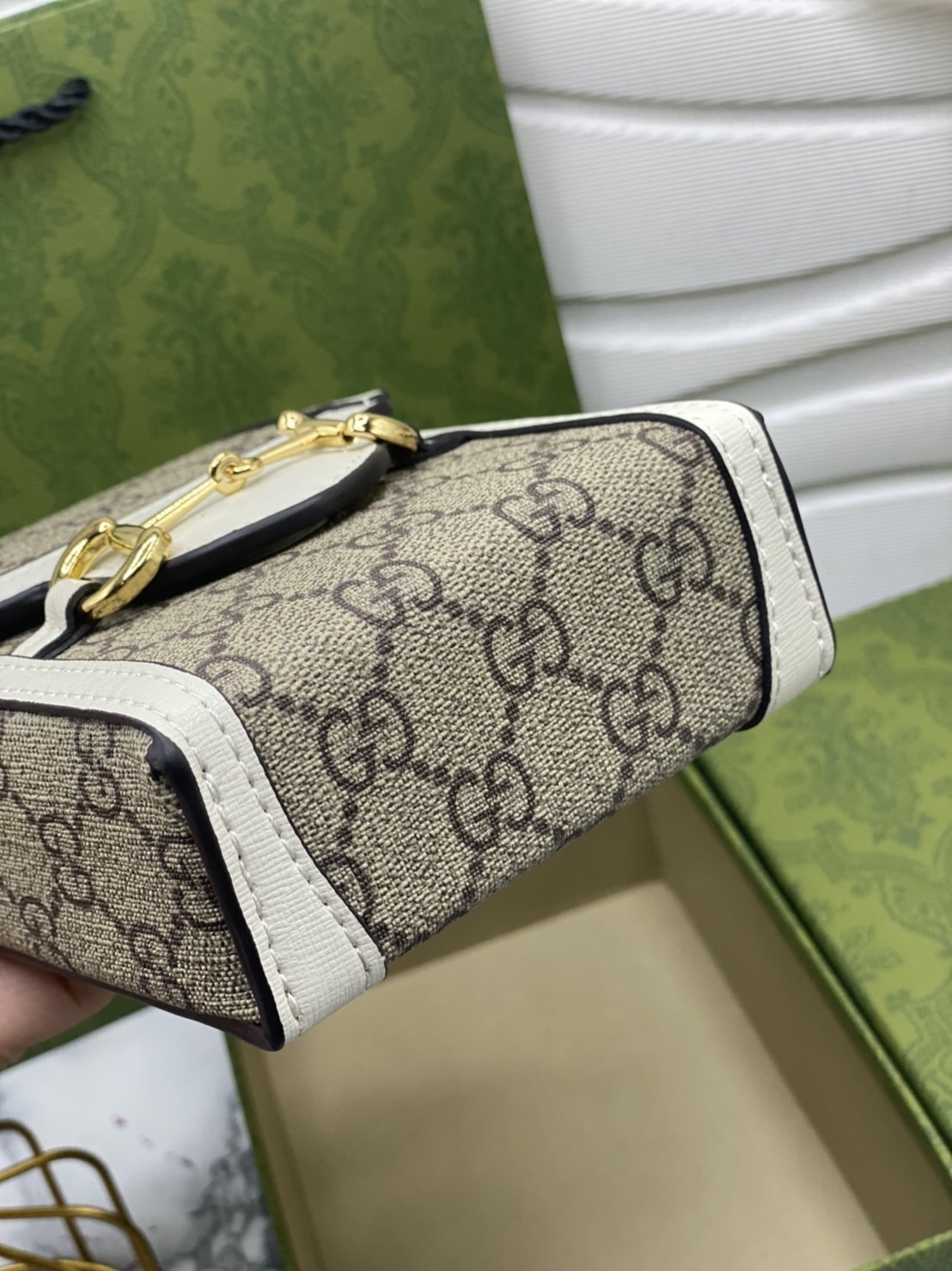 หนังแท้ GUCCI Horsebit phone bag กระเป๋าสะพาย กระเป๋าใส่โทรศัพท์สุดคลาสสิก หนังวัวแท้สีน้ำตาล/สีขาว อะไหล่ทองสวย ดีไซต์สัญลักษณ์วงแหวนตามแบบฉบับแบรนด์ สายสะพายยาวที่สามารถปรับระดับได้ ภาพสินค้าถ่ายจากงานขายจริง ใช้งานต่างประเทศได้ค่ะ