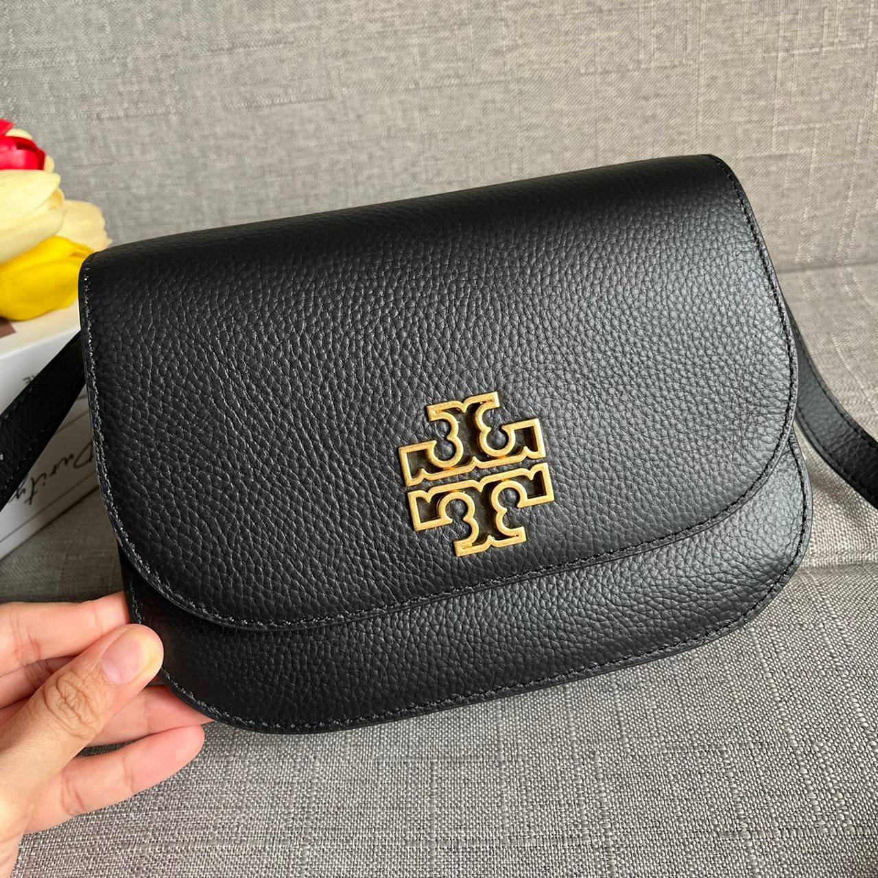TORY BURCH BRLTTEN SMALL SADDLE BAG / Tory Burch Britten Flap Shoulder Bag กระเป๋าสะพายข้าง วัสดุหนังแกะแท้ ด้านหน้าประดับโลโก้แบรนด์ เปิด-ปิดกระเป๋าแบบกระดุมแป็กแม่เหล็กแน่นหนา ภายในมีช่องหลัก ใส่กระเป๋าเงินใบกลาง มือถือได้ทุกรุ่น มีช่องแยกใส่ของจุกจิกอี