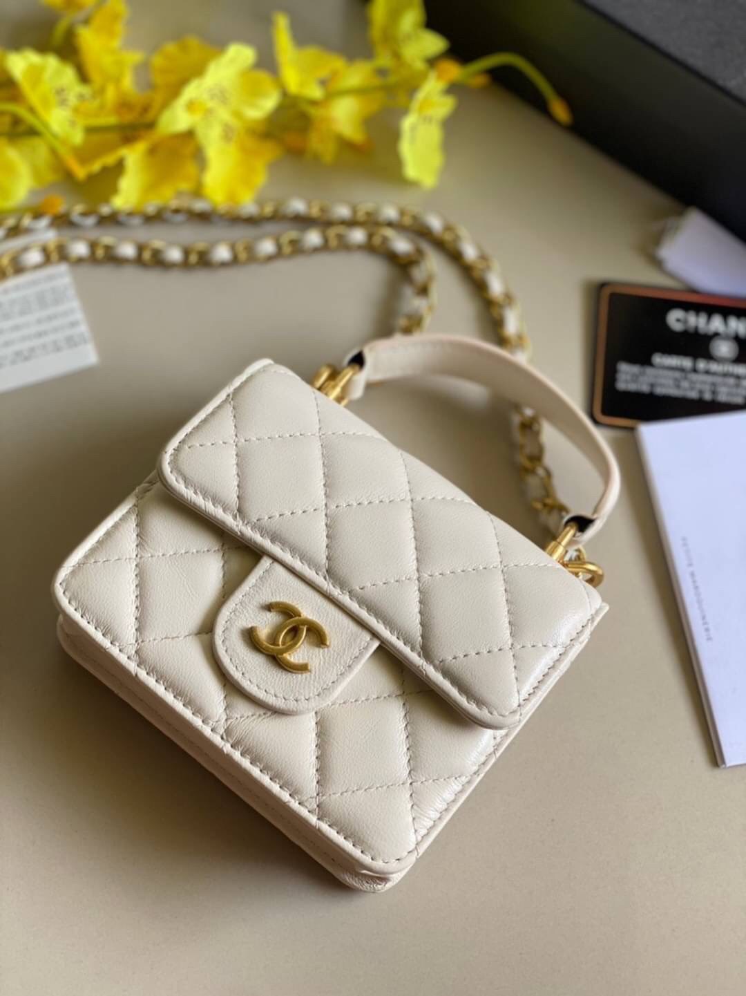 หนังแท้ VIP GIFT CHANEL MINI BLACK BAG รุ่นยอดนิยมไอเท็มฮิตวัสดุหนังแท้เรียบสวยคลาสสิคเปิดปิดด้วยฝาปิดกระดุมด้านหน้ามีโลโก้แบรนด์อะไหล่ทองสวยหรูดูดีมากกกก มาพร้อมสายโซ่ทองร้อยหนังจะสะพายไหล่ หรือ Crossbody ก็ดูดี ภายในโล่งกว้าง ตัวจริงสวยน่าใช้ Chanel min