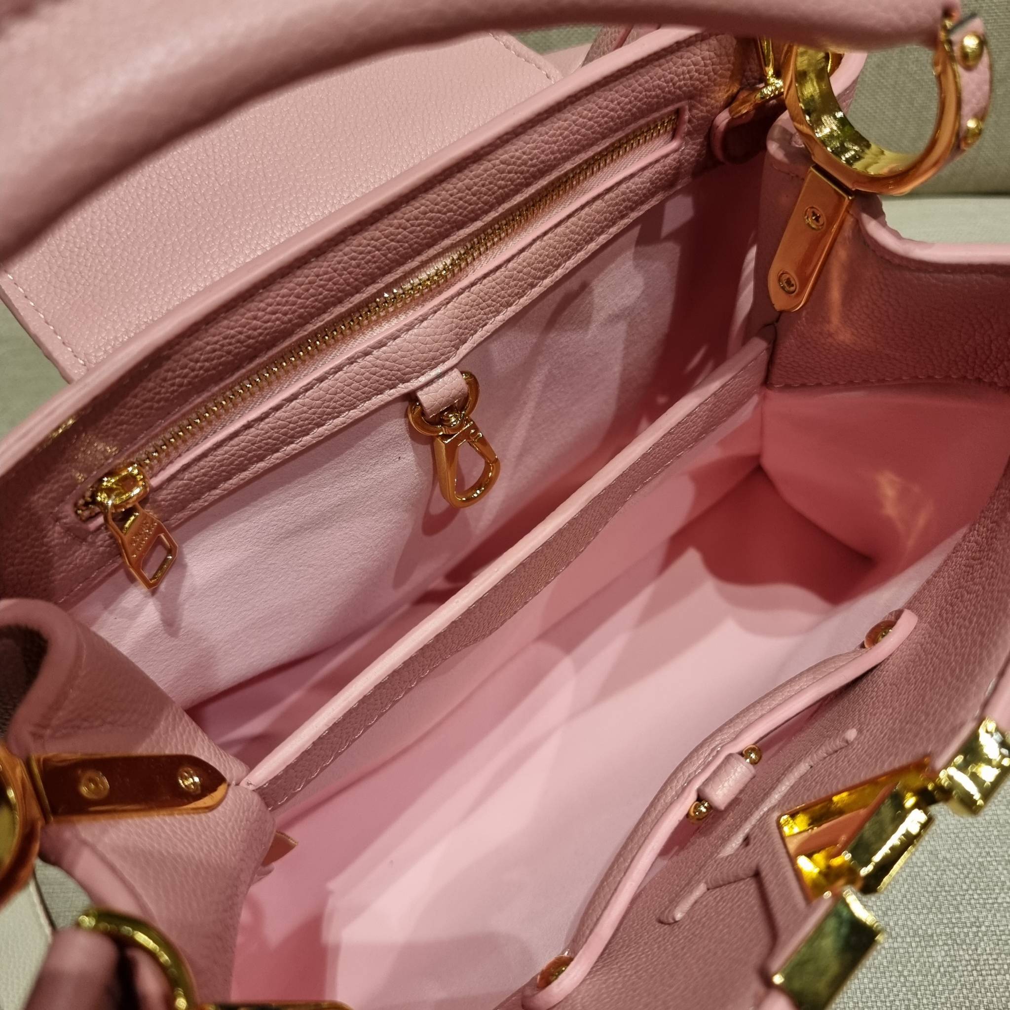 LV capucines top handle ที่สุดของความสวยในราคาเบาๆ กระเป๋าถือสุดหรู ดีไซน์ทรงคลาสสิค พร้อมลวดลายหรูหรา มาพร้อมหูจับในตัว ด้วยรูปทรงวินเทจและวัสดุหนังลูกวัว สัมผัสดี ขับผิว ทำให้ไอเท็มนี้สะกดทุกสายตาจริงๆ และยังมีลูกเล่นที่ฝาปิดกระเป๋า ที่สามารถปิด หรือสอด