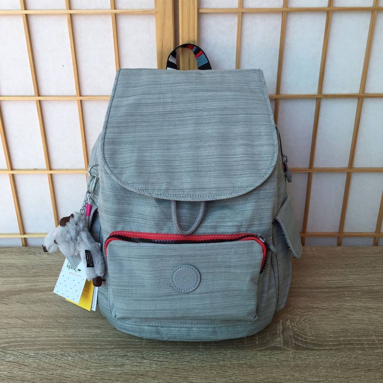 Kipling City Pack S K14275 Kipling มาพร้อมดีไซน์ทันสมัย สนุกสนาน ใช้งานได้อย่างคล่องตัว ด้วยสีและลายสุดคลาสสิก โดดเด่นด้วยพื้นที่ภายในและช่องต่างๆ ที่ให้คุณจัดเก็บของสำคัญได้ครบถ้วน