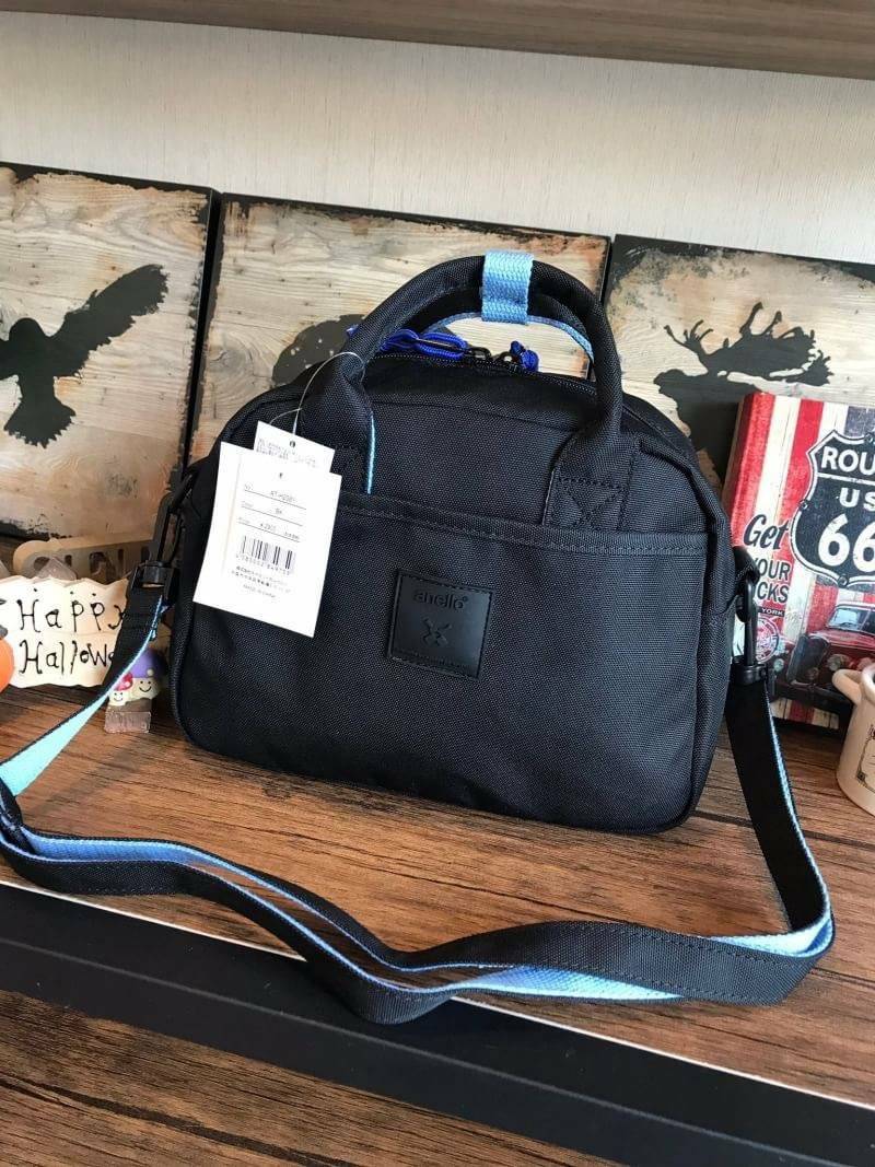 Anello 2Way mini boston Bag คอลเลคชั่นสีทูโทนสดใสต้อนรับลมร้อน กับกระเป๋าถือหรือสะพายข้าง วัสดุผ้าแคนวาสตัดสีทูโทน ที่หูจับมีตัวล้อคสาย มีฐานกว้างตั้งอยู่ทรง เหมาะกับการใช้งานที่สะดวกสบาย มีช่องใช้งานทั้งภายในและภายนอก ใส่ได้ทั้งกระเป๋าสตางค์ทรงยาว มินิไอ