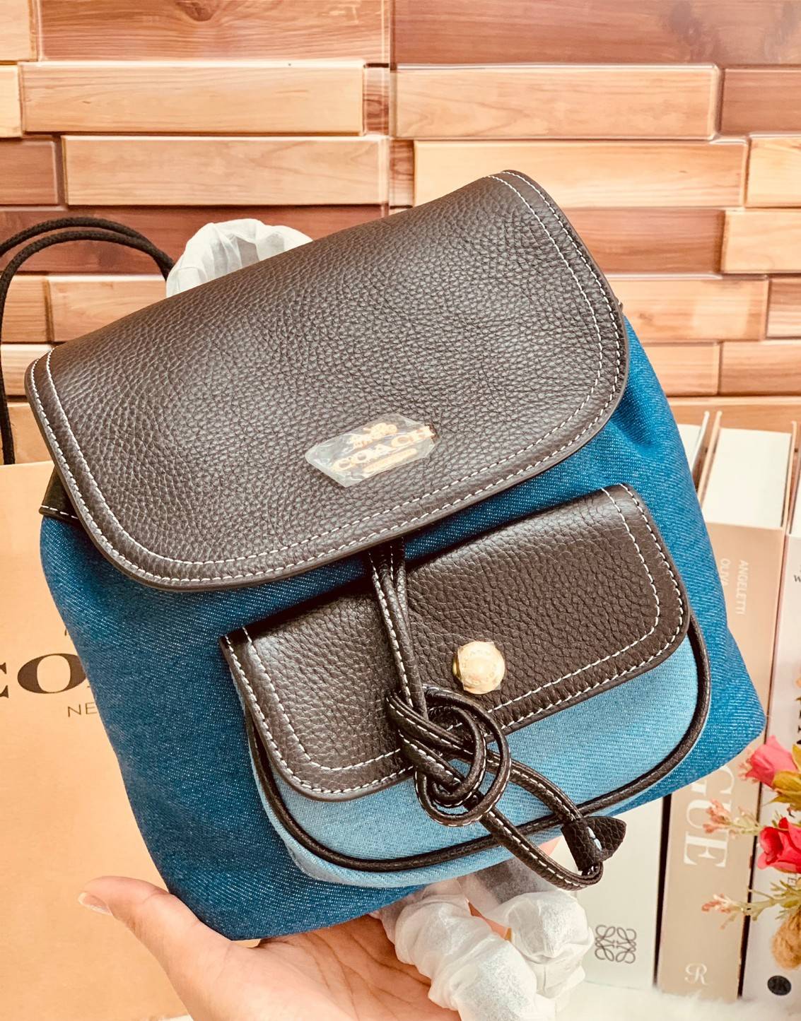COACH PENNIE BACKPACK 22 ((C4122)) พร้อมส่งที่ไทย ห้ามพลาดค่าา! กระเป๋าสะพายหลังแบบมีหูกิ้ว วัสดุเดนิมอย่างดีนิ่ม+หนังแท้ ได้สวยงามลงตัว นำ้หนักเบา ทรงสวยน่ารักมากๆค่ะ ด้านหน้ามีช่องกระเป๋าเล็กใส่ของจุกจิก ปากกระเป๋าแบบหูรูด ภายในกระเป๋าโล่ง กว้าง สามารถใ