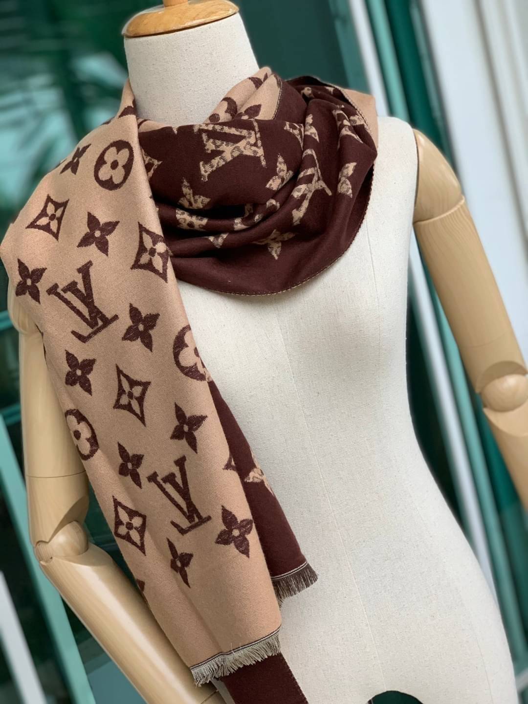 Louis Vuitton Women’s Scarves Accessories อีกหนึ่งแบรนด์ดังจากปารีส ด้วยงานพรีเมี่ยมกิ้ฟ ส่งมอบความรู้สึกดีๆให้กับคนที่คุณรัก ในรูปแบบผ้าพันคอและผ้าคุมไหล่ผืนใหญ่ให้ความอบอุ่น ถักทอด้วยผ้าcashmere ผ้าเนื้อดี สัมผัสนุ่มมือ ทอลายในตัว สีและลายคมชัด เหมาะสำห