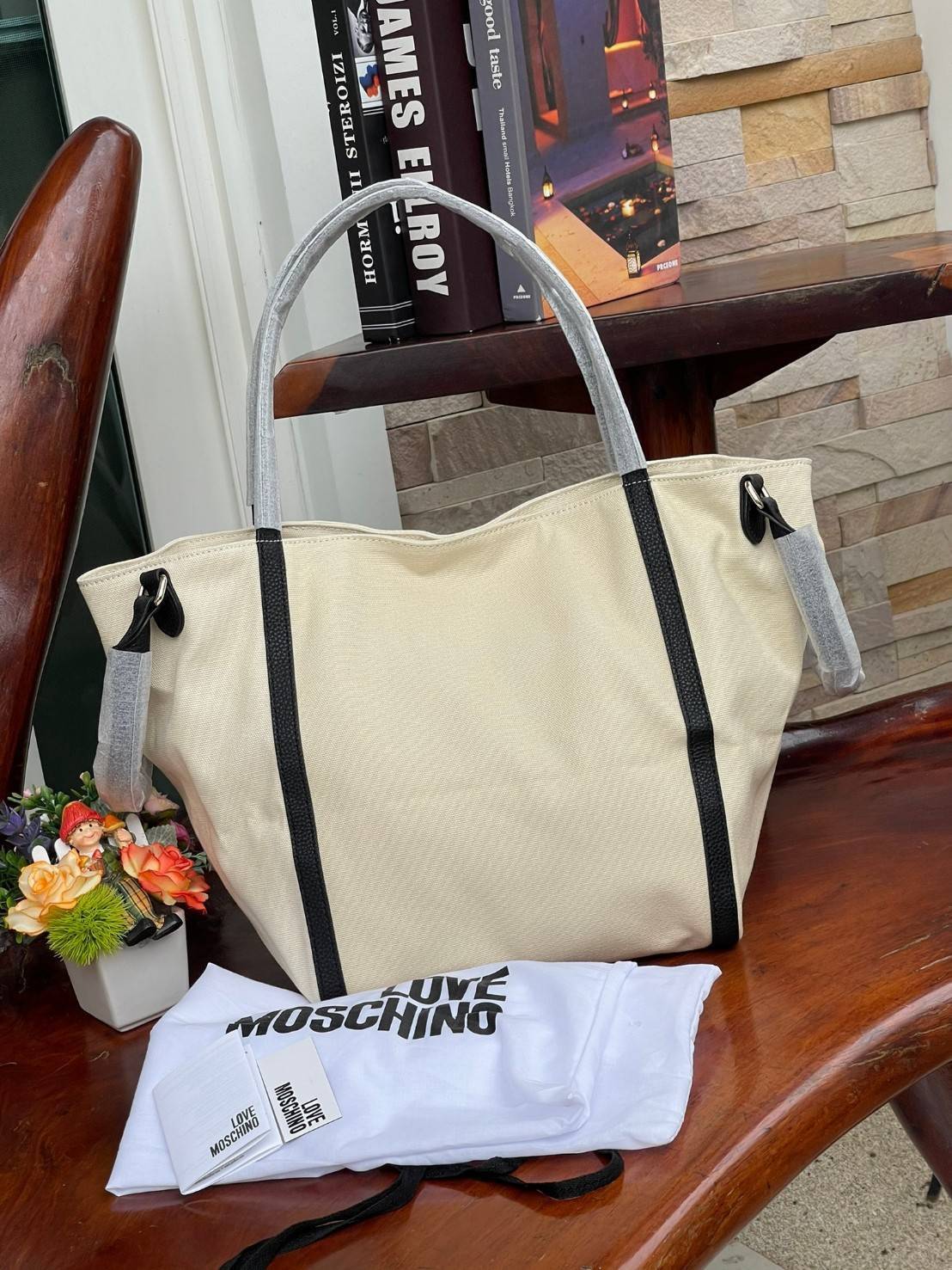 Love Moschino Borsa Donna MOD.JC4333PP07KV VAR.Unica กระเป๋าทรง Tote เป็นกระเป๋าที่สาวๆ ทำงานนิยมมากที่สุด เพราะมีขนาดใหญ่พอเหมาะใส่เอกสารขนาด A4 ใส่ของใช้ของจำเป็นได้ครบสำหรับการใช้งานนอกบ้านใน 1 วัน ถ้าต้องออกไปธุระต่อตอนค่ำก็ยังไม่ใหญ่เทอะทะเกินไป
