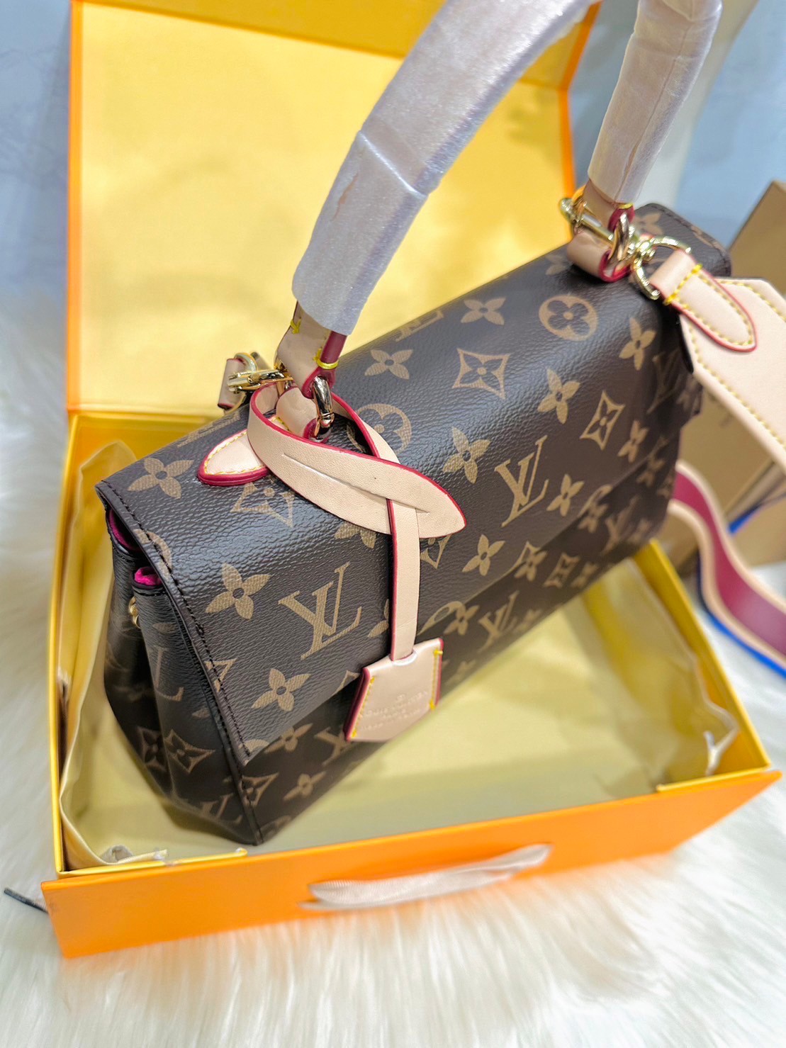 LV Cluny BB Monogram / LV Bag พร้อมส่ง กระเป๋าสะพายลายโมโนแกรมเปิดหน้า เป็นอีกรุ่นที่ขายดีมากเพราะใช้งานง่าย งานปั้มสวยเป๊ะปังตามรูป