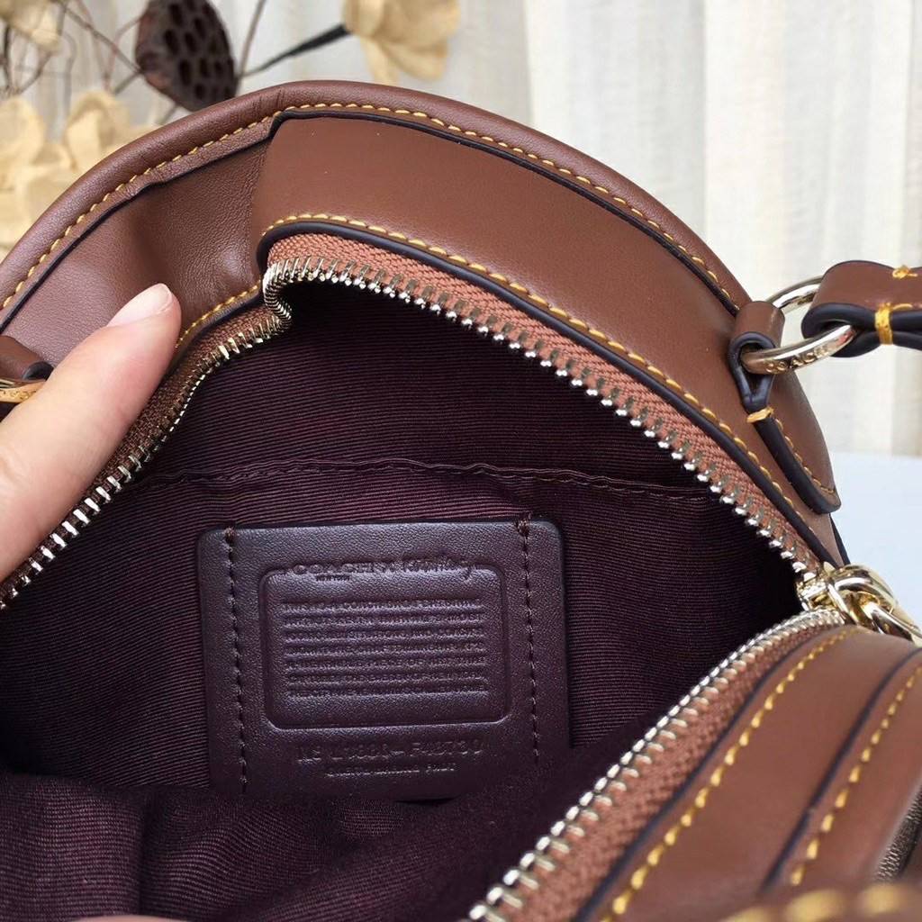 COACH KEITH HARING CANTEEN CROSSBODY IN SIGNATURE CANVAS WITH PATCHES F48730 กระเป๋าทรงกลมสุดเก๋ ไม่เหมือนใคร ตกแต่งลายให้มรความน่ารัก โดดเด่นขึ้นมา สะพายไปไหนก็สวยไม่เหมือนใคร ภายในกว้าง ใส่ของได้เยอะ กระเป๋าเปิดปิดด้วยซิป ใครย้งไม่มี รีบจับ รีบจองกันเลย