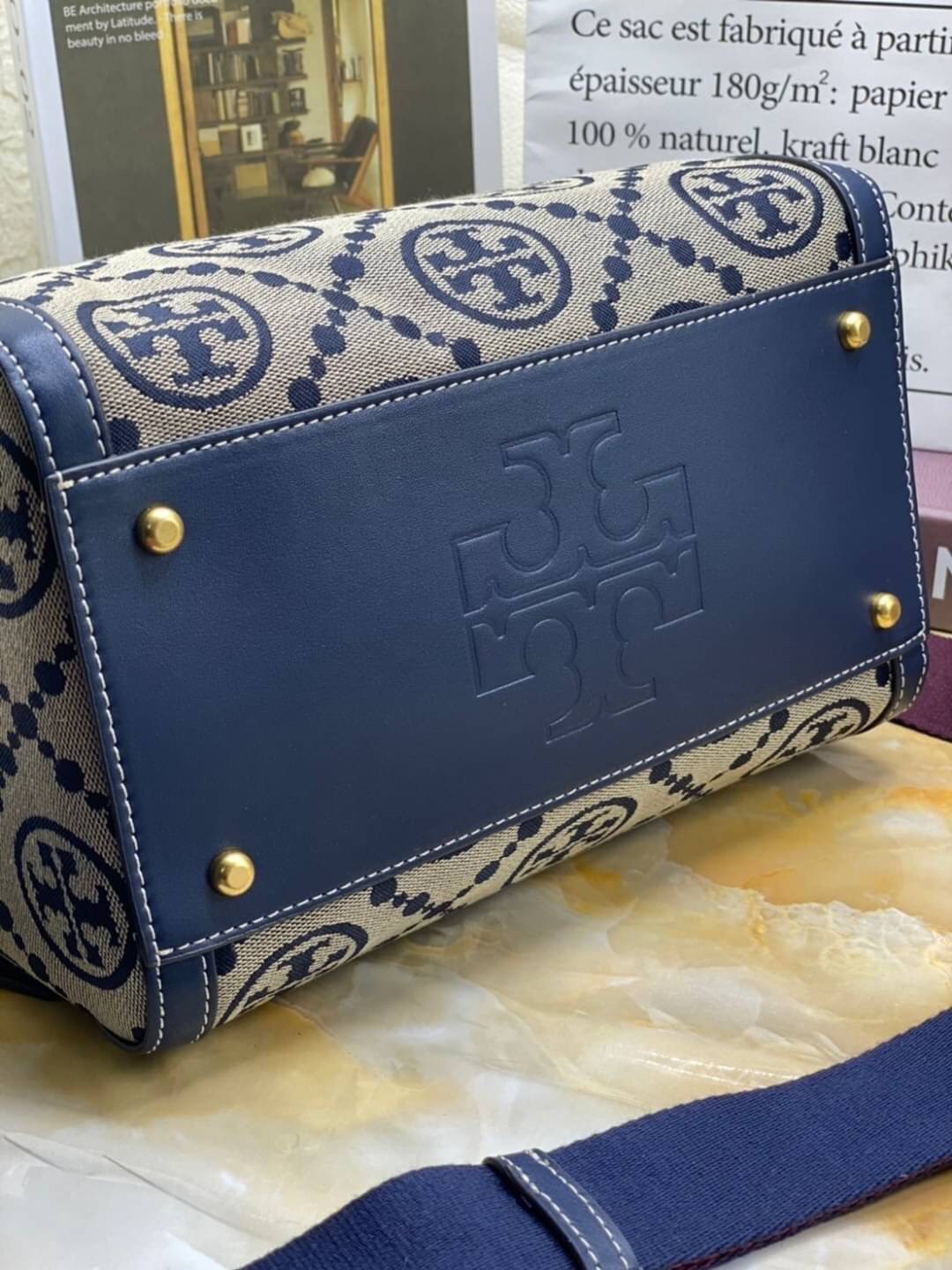 พร้อมส่งความสวย!!! medium TORY BURCH FACTORY MONOGRAM JACQUARD BOSTON BAG กระเป๋าถือหรือสะพายรุ่นใหม่ล่าสุดจาก TORY BURCH FACTORY วัสดุ Woven Jacquard & Leather ในลาย Jacquard คงเอกลักษณ์แบรนด์สวยอยู่ทรงดีไซน์โดดเด่นทรง Boston เปิดปิดด้วยซิปคู่สะดวกใช้ขนา