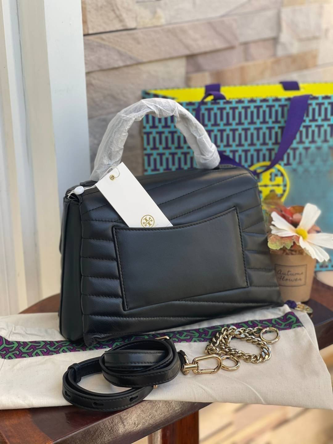 TORY BURCH Kira Chevron Top-handle Satchel กระเป๋าหนังแกะ สัมผัสนุ่มควบคู่กับดีไซน์อันเป็นเอกลักษณ์ กระเป๋าถือทรงสวยที่มีดีไซน์อันเป็นเอกลักษณ์ไม่เหมือนกับที่ไหน ด้วยการตัดเย็บหนังแกะแสนนุ่มแบบลายบุสองชั้น เพิ่มมูลค่าด้วยสายสะพายที่ทำจากโลหะสีทอง อีกทั้งย