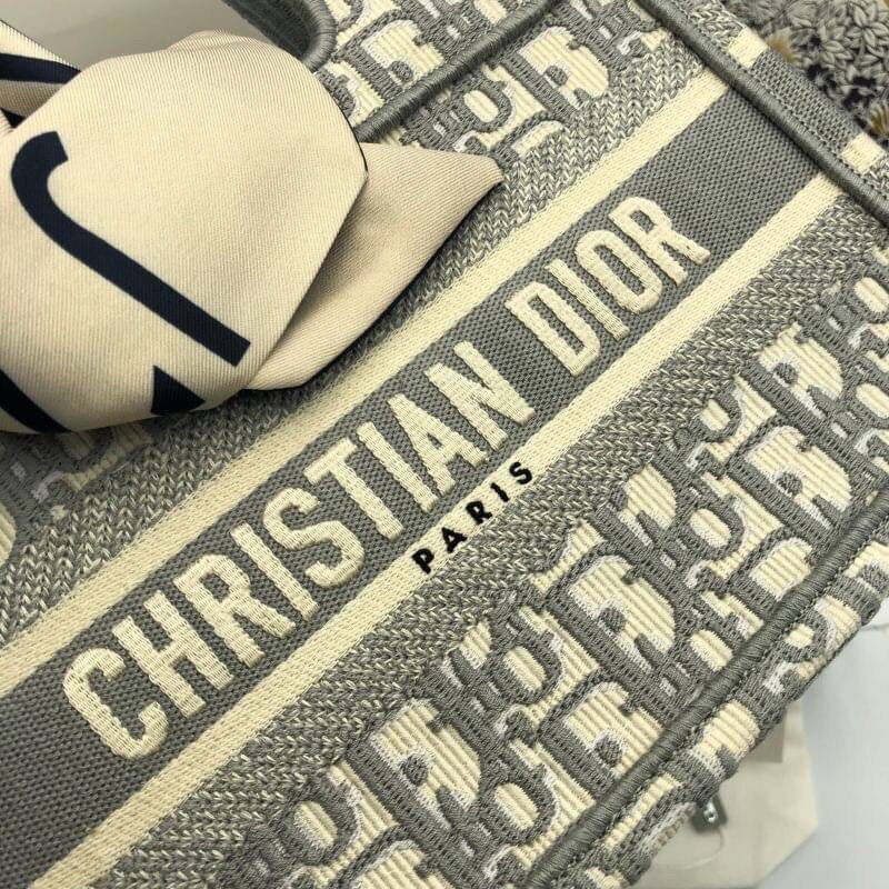 CHRISTIAN DIOR MINI BOOK TOTE กระเป๋าถือทรง Shopping ไซส์มินิ สวยคลาสสิค พกพาสะดวก ใช้งานง่ายสุดๆ วัสดุงานทอละเอียดคุณภาพดี ภายในเป็นช่องโล่ง ใบจริงงานสวยเกินเบอร์!! ไม่ผิดหวังจ้า