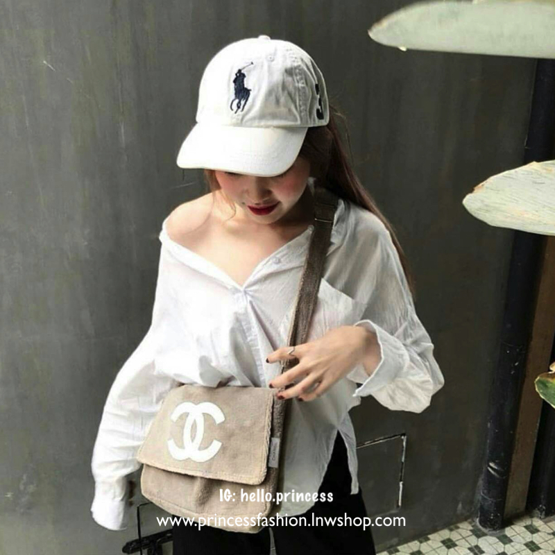 Chanel Beaute Crossbody Bag กระเป๋าถือหรือสะพายพรีเมี่ยมของเเท้จาก Chanel Cosmetic Counter VIP Gift รุ่นแนะนำวัสดุขนวูฟหนานุ่มตัดโลโก้แบรนด์หนังแก้วสวยโดดเด่น น้ำหนักเบา เปิดปิดด้วยฝาปิดกระดุมแม่เหล็ก ใบใหญ่กำลังดีใส่ ipad กระเป๋าสตางค์ใบยาว iphone เครื่อ