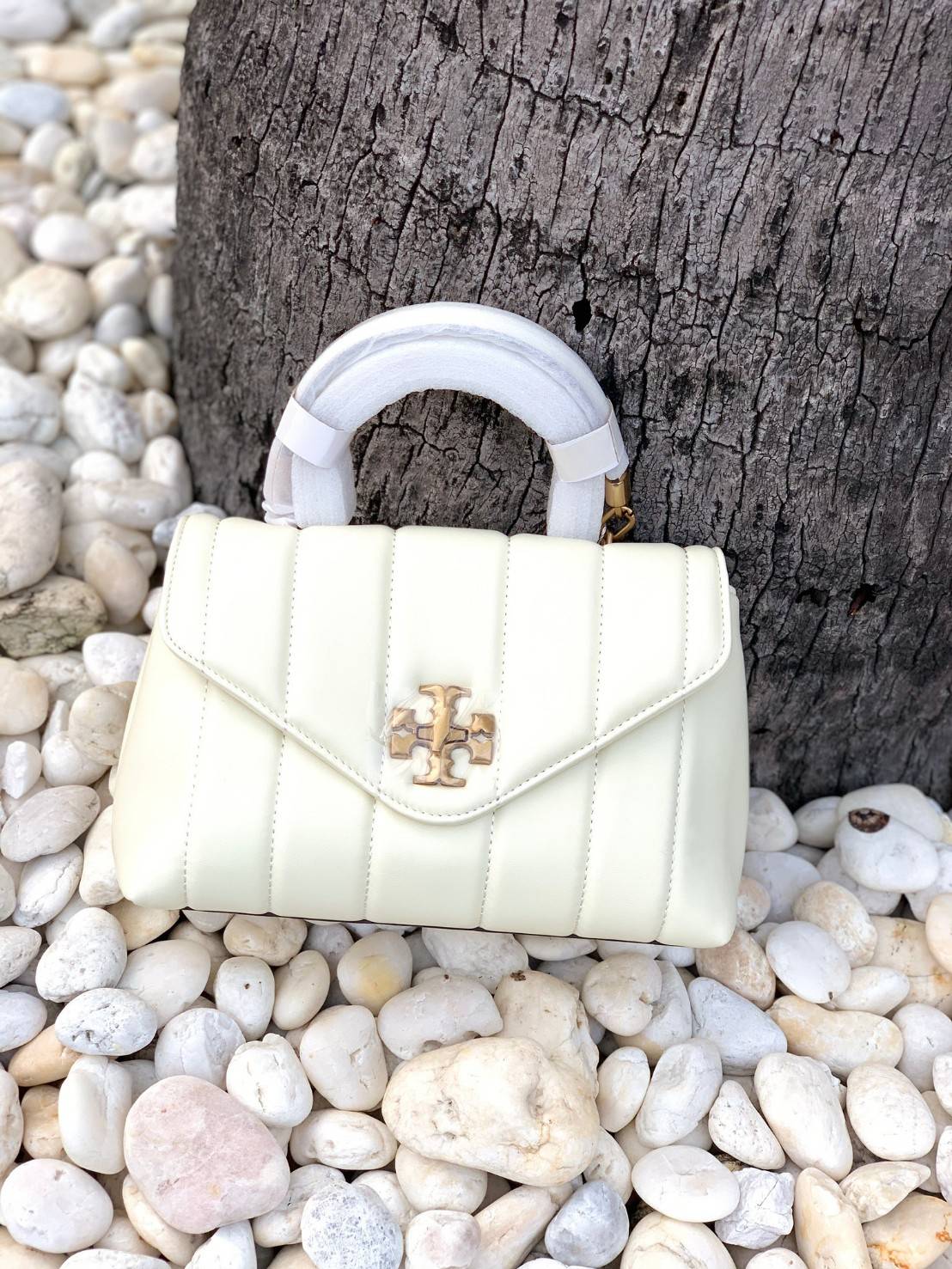 TORY BURCH KIRA QUILTED SMALL BAG พร้อมส่งที่ไทย ไม่ผิดหวังแน่นอนค่ะ! กระเป๋าหิ้วหรือสะพายข้างได้ วัสดุหนังแกะแท้ทั้งใบ ((หนังแกะจะมีคุณภาพดีเงานิ่มและแพงกว่าหนังวัวจ้า)) หนังนิ่มสวยงามมากๆค่ะ เปิดปิดกระเป๋าแบบหมุนล็อคแบบโลโก้แบรนด์ ใช้อะไหล่คลาสสิคดูหรูเ