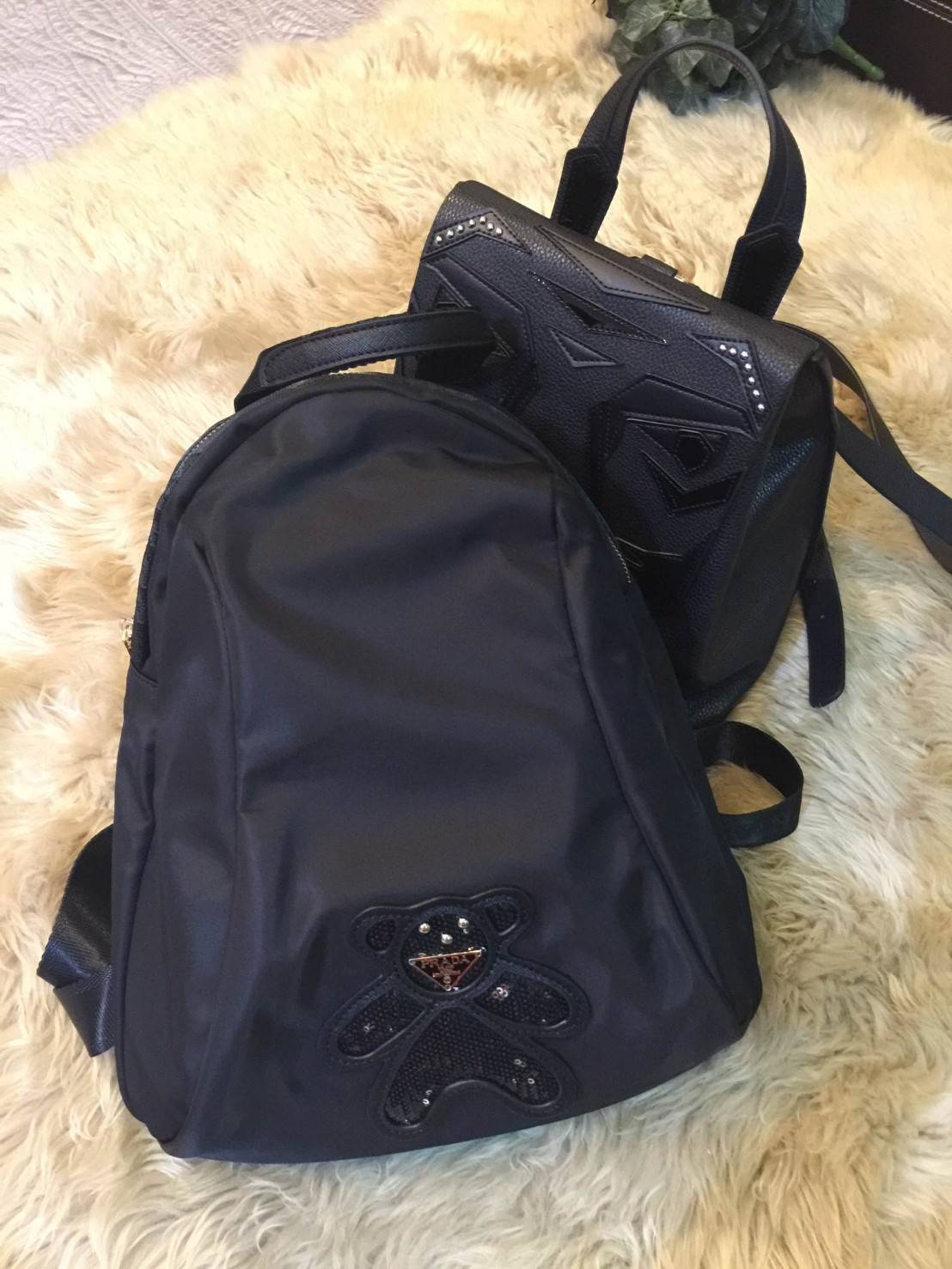 Don't Miss! PRADA NYLON BACKPACK กระเป๋าสะพายเป้ พรีเมี่ยมกิ้ฟจากเคาน์เตอร์ต่างประเทศรุ่น Limited edition ที่ฮ๊อตสุดๆ วัสดุเป็น Nylon เนื้อหนาคุณภาพดีตามแบบฉบับของแบรนด์ ขนาดกำลังดี น้ำหนักเบา ด้านหน้าเป็นลายหมีปั๊กกลิ้ตเตอร์โลโก้แบรนด์อะไหล่ทองหรู ภ