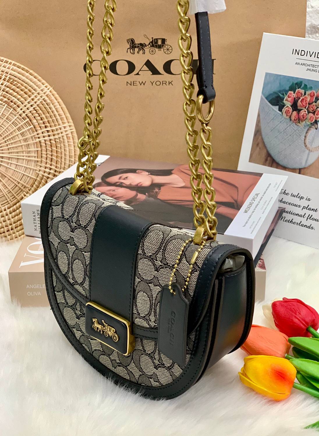 COACH ALIE SADDLE BAG IN SIGNATURE JACQUARD (C4694//C3464) New item!! กระเป๋าสะพายทรง saddle ดีไซน์วินเทจย้อนยุค แฝงความหรูในตัวด้วยอะไหล่สีทองเหลือง โดดเด่นไม่ซ้ำใครแน่นอน วัสดุผ้า jacquard สลับหนังแท้ ภายในเป็นช่องโล่ง มาพร้อมสายสะพายครอสบอดี้ ที่สามารถ