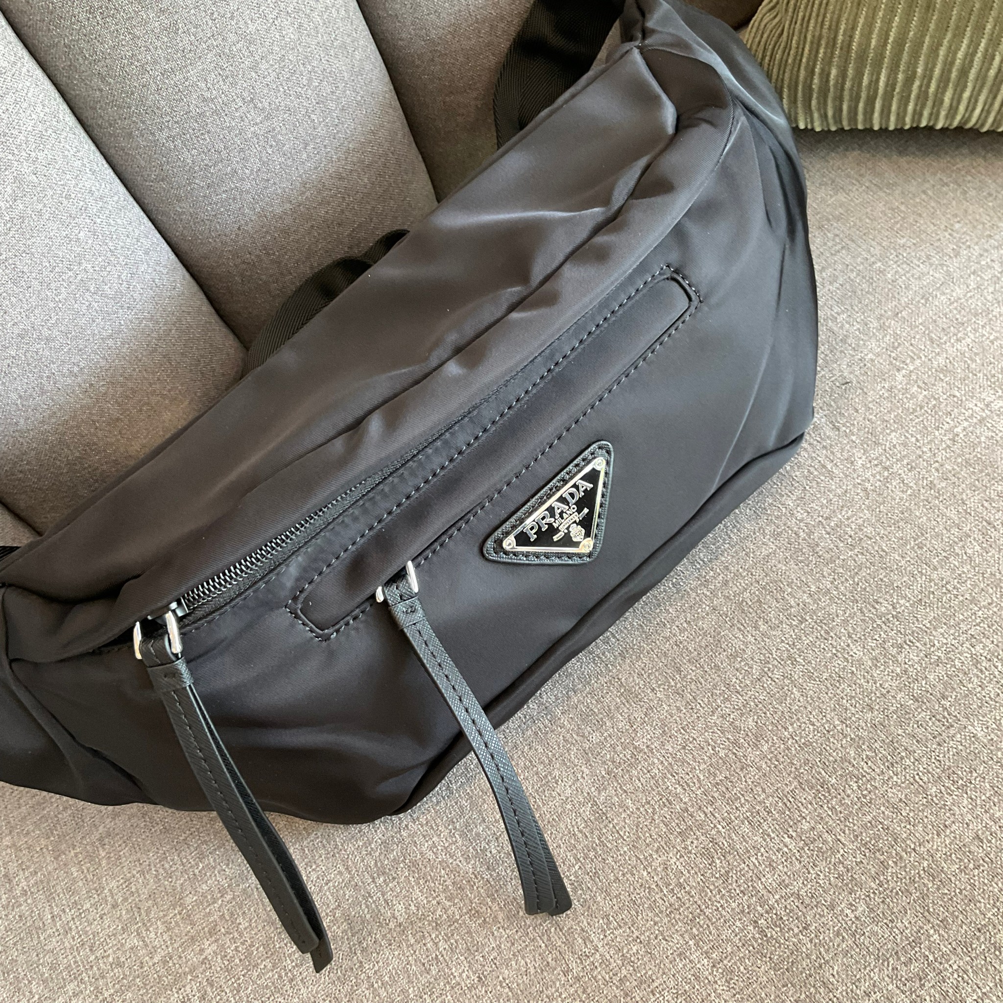 Prada Nylon Belt Bag รุ่นยอดฮิต! กระเป๋าคาดอก น้ำหนักเบา ดีไซน์เป็นเอกลักษณ์ เหมาะกับสายStreet มากๆค่ะ ทรงสาย จุของได้เยอะ ด้านหน้าประดับมีป้ายโลหะโลโก้แบรนด์