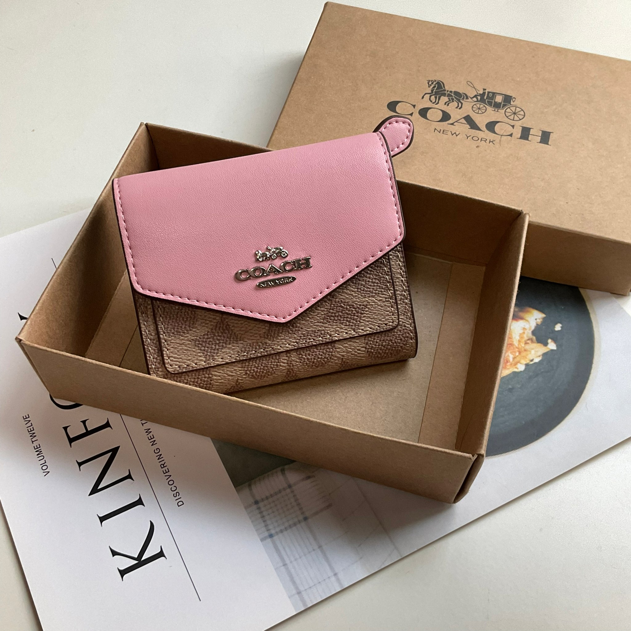 COACH SMALL WALLET IN SIGNATURE CANVAS กระเป๋าสตางค์ใบสั้น แบบพับสองตอน หน้าจดหมาย เปิดปิดด้วยกระดุมปั้มแบรนด์ ด้านในมีช่องใส่บัตรหลายช่อง และช่องใส่ธนบัตร ด้านหลังมีช่องซิปเหรียญอีกหนึ่งช่อง น้ำหนักเบา พกพาสะดวก มีให้เลือกหลายสี ห้ามพลาดค่ะ!