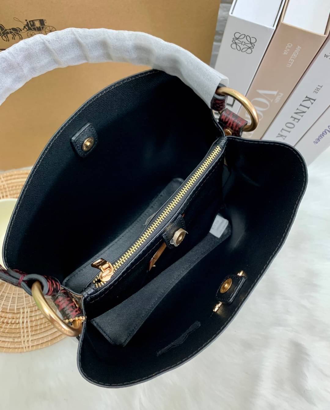 ใบใหญ่ตามมาติดๆ ห้ามพลาดค่า! Coach X Jean Michel Basquiat Town Bucket Bag In Signature Canvas ((C5787)) พร้อมส่งใบใหญ ใส่จุใจเลยจ้าา😘 กระเป๋าทรงถังใหญ่ วัสดุหนังแคนวาส หนังนิ่มสวยงาม 💥จุดเด่นคือเพนท์รูปก็อตซิล่าสวมมงกุฏ เป็นการออกแบบโดยการ