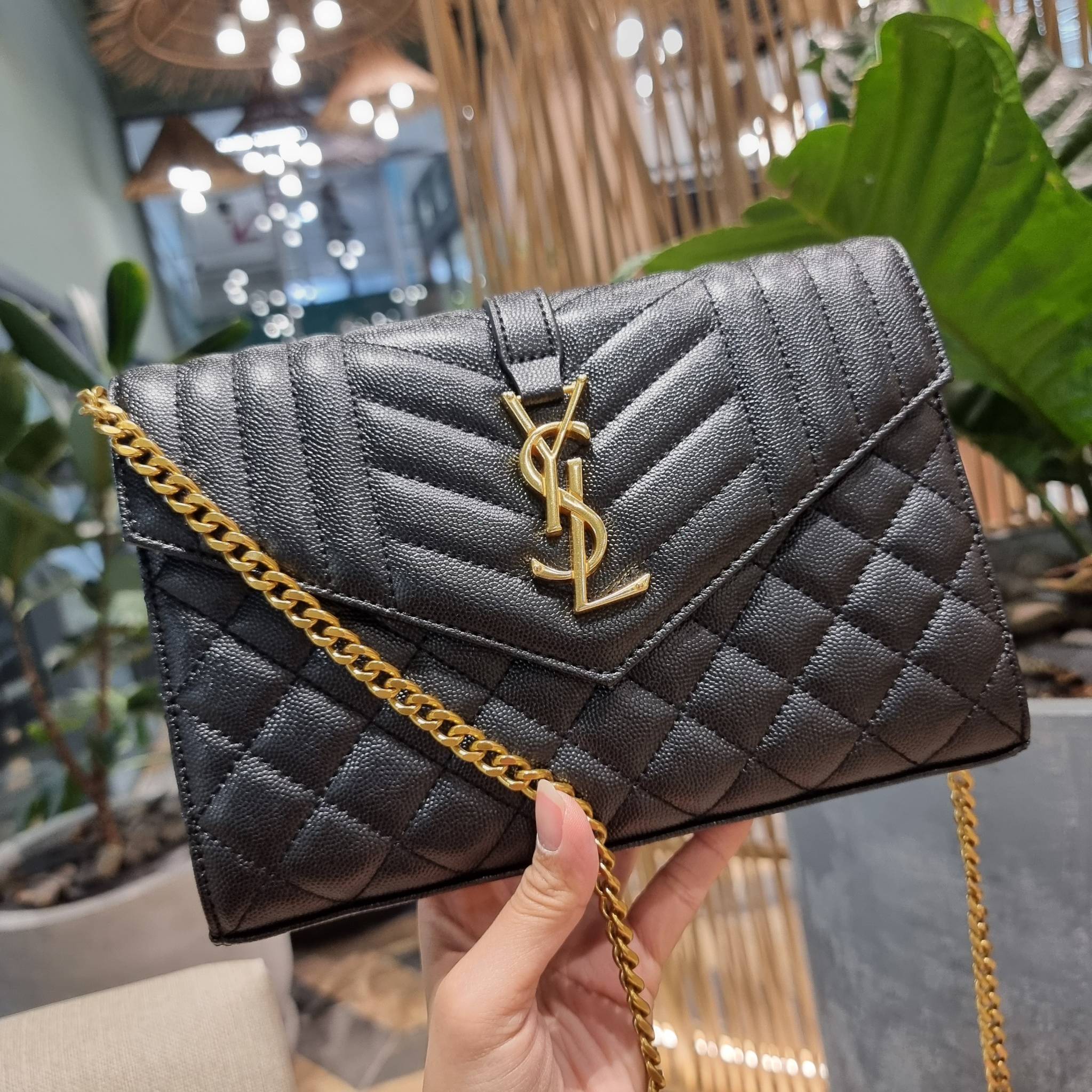 Yves Saint laurent envelope quilted with chain / YSL WOC กระเป๋าสะพายทรง woc สุดฮอต ในดีไซน์ใหม่ ดีเทลเย็บสวยคม โดดเด่นกว่าใครแน่นอน วัสดุหนัง pepble ทนทาน ใช้งานง่ายเพียงแค่เปิด-ปิดด้วยกระดุมแม่เหล็ก ภายในแบ่งสัดส่วนได้ดี มีช่องใส่บัตร มีช่องซิป ใส่มือได