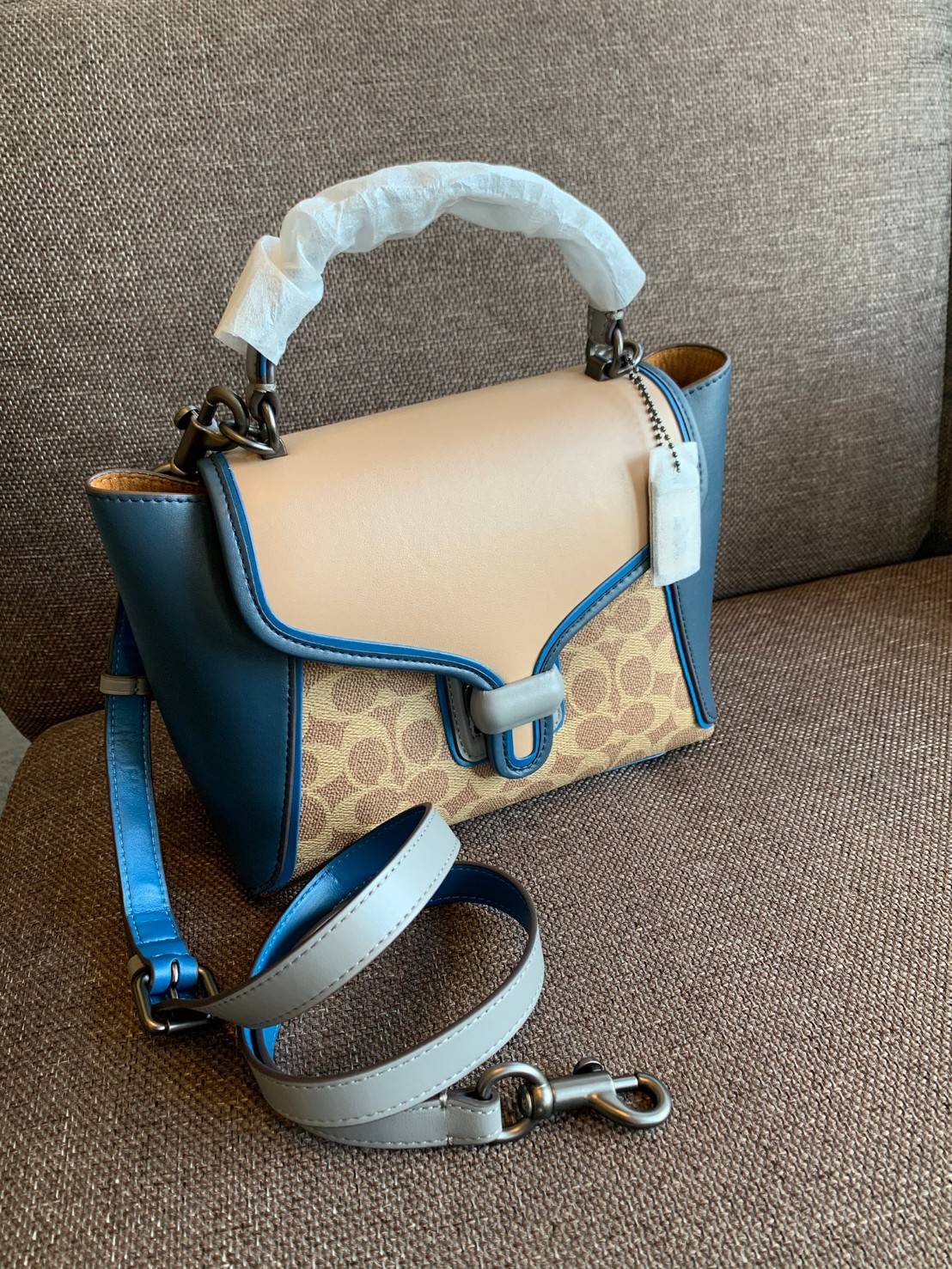 COACH COURIER CARRYALL 23 IN COLORBLOCK SIGNATURE CANVAS พร้อมส่ง 7 แบบ พร้อมส่ง ลุคดูไฮสุดๆค่ะ! กระเป๋าสะพายหนังหรูหราและคลาสสิค หนังแท้ชั้นดีที่สุด น้ำหนักเบา หนังสวยมากก สัมผัสแล้วหลงรักแน่นอนจ้าา😘