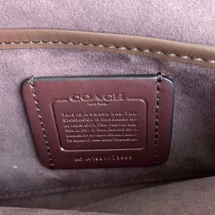 OUTTLET 】Coach Tabby Shoulder Bag 26 กระเป๋าหิ้วได้//คล้องไหล่ได้//สะพายข้างได้ ใบเดียวสุดคุ้มค่ะ! เปิดปิดกระเป๋าแบบกระดุมแม่เหล็ก มีอะไหล่Cตัวใหญด้านหน้าบ่งบอกถึงความหรูทีเดียวค่ะ ใส่กระเป๋าเงินใบยาวได้ มีช่องซิปกลาง;ช่องเล็กใส่ของจุกจิก;ช่องด้านหน้าหนึ่