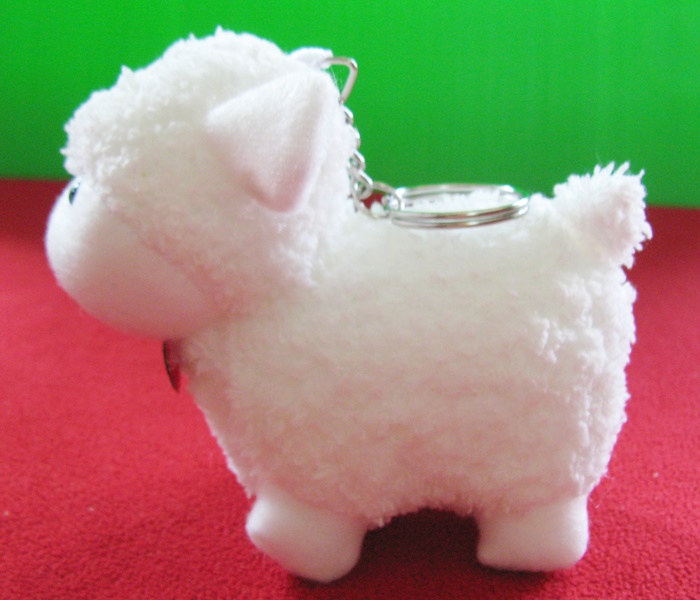 สินค้าหมดค่ะ พวงกุญแจตุ๊กตาแกะสีขาว โบว์ลายแดง-เขียว จากสวนผึ้ง จ.ราชบุรี ค่ะ