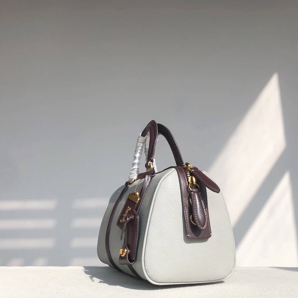 Coach ruby satchel 25 in colorblock C8530 / Coach Boston pillow bag ใหม่ก่อนใคร ไม่ต้องรอพรี! กับกระเป๋าทรงหมอนดีไซน์ใหม่ เพิ่มดีเทลความหรู มาพร้อมหูจับในตัว และสายสะพายครอสสีเข้ากับตัวกระเป๋า ภายในโล่งกว้าง ใส่ของได้สบายๆ จุได้แบบเน้นๆ ใบจริงมีเสน่ห์ดึงด