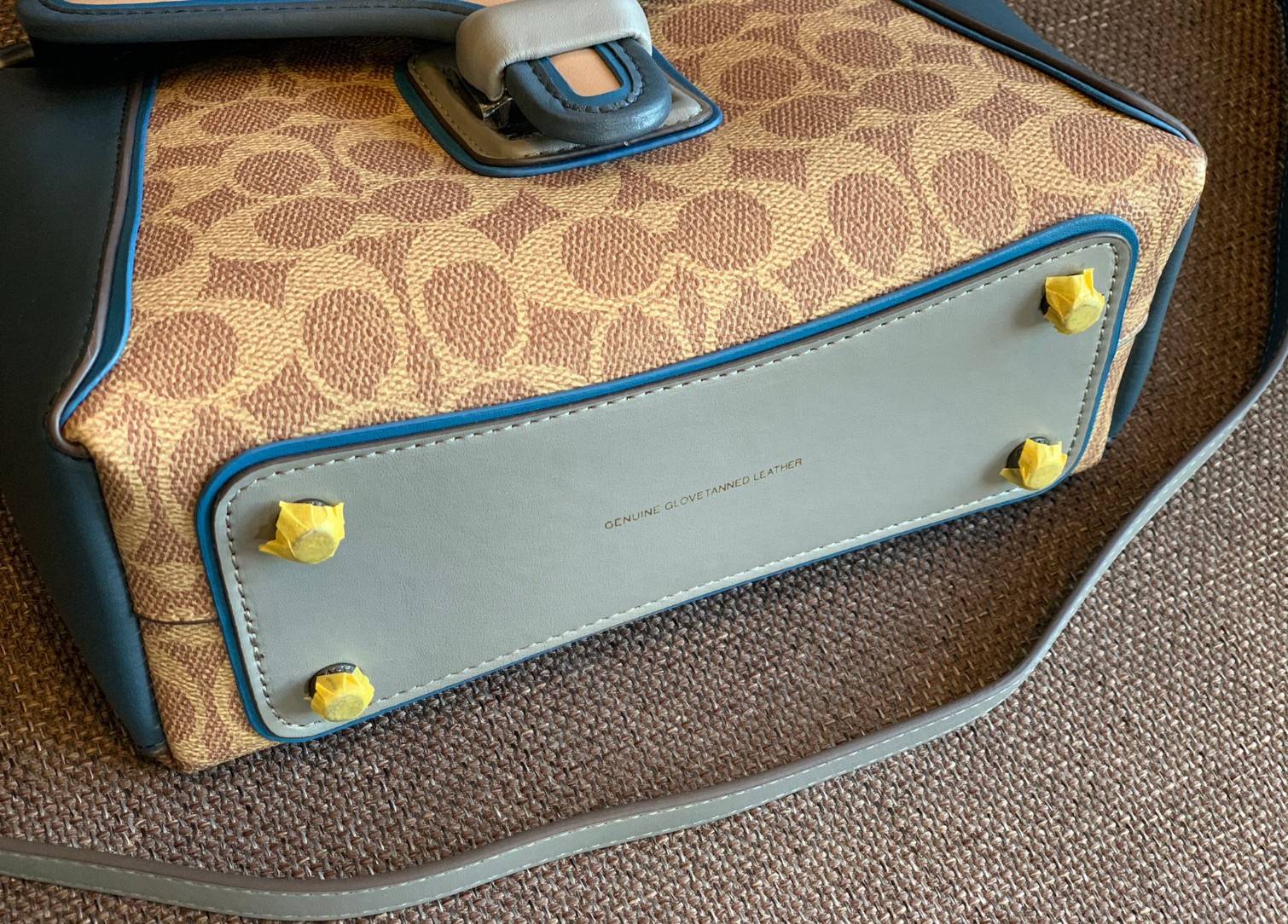 COACH COURIER CARRYALL 23 IN COLORBLOCK SIGNATURE CANVAS พร้อมส่ง 7 แบบ พร้อมส่ง ลุคดูไฮสุดๆค่ะ! กระเป๋าสะพายหนังหรูหราและคลาสสิค หนังแท้ชั้นดีที่สุด น้ำหนักเบา หนังสวยมากก สัมผัสแล้วหลงรักแน่นอนจ้าา😘